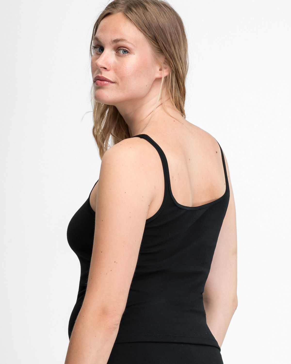 Model trägt Trägerhemd in schwarz aus der Serie Bio Cotton, Ansicht von hinten.