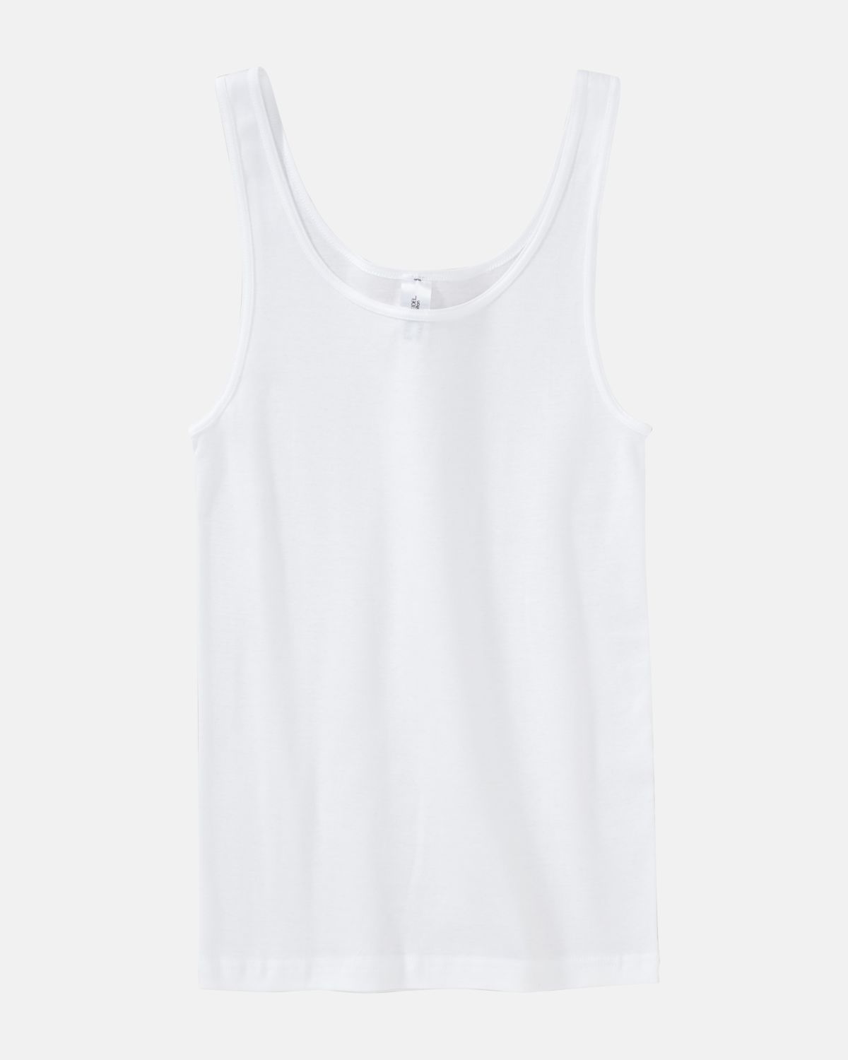 Achselhemd in weiß aus der Serie Bio Cotton, flach auf einer Oberfläche liegend.