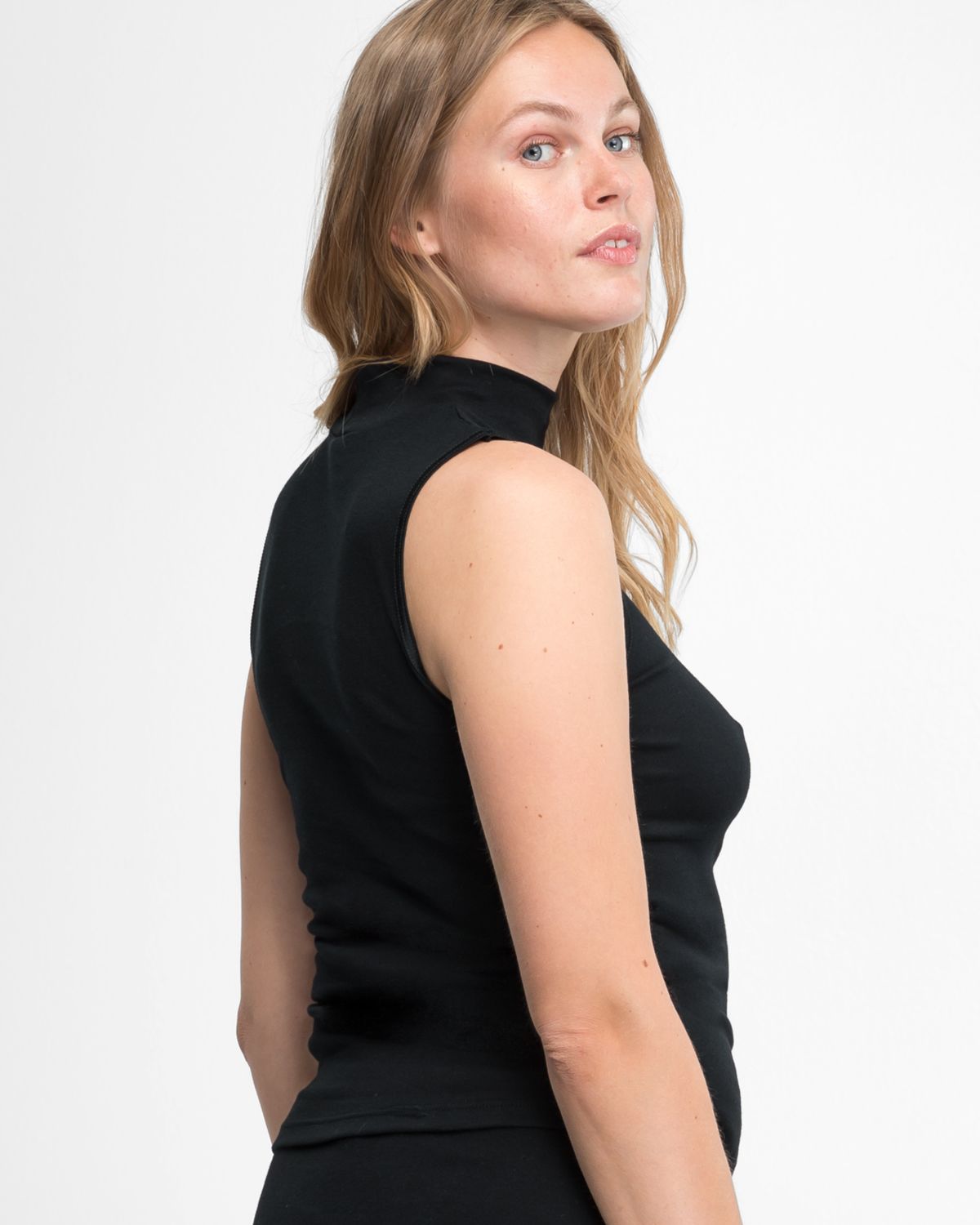 Model trägt Cityshirt in schwarz aus der Serie Bio Cotton, Ansicht von hinten.