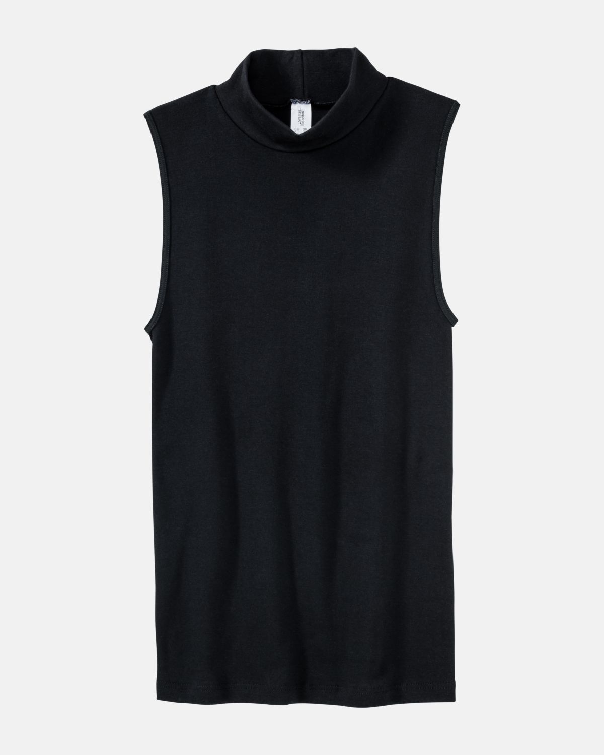 Cityshirt in schwarz aus der Serie Bio Cotton, flach auf einer Oberfläche liegend.