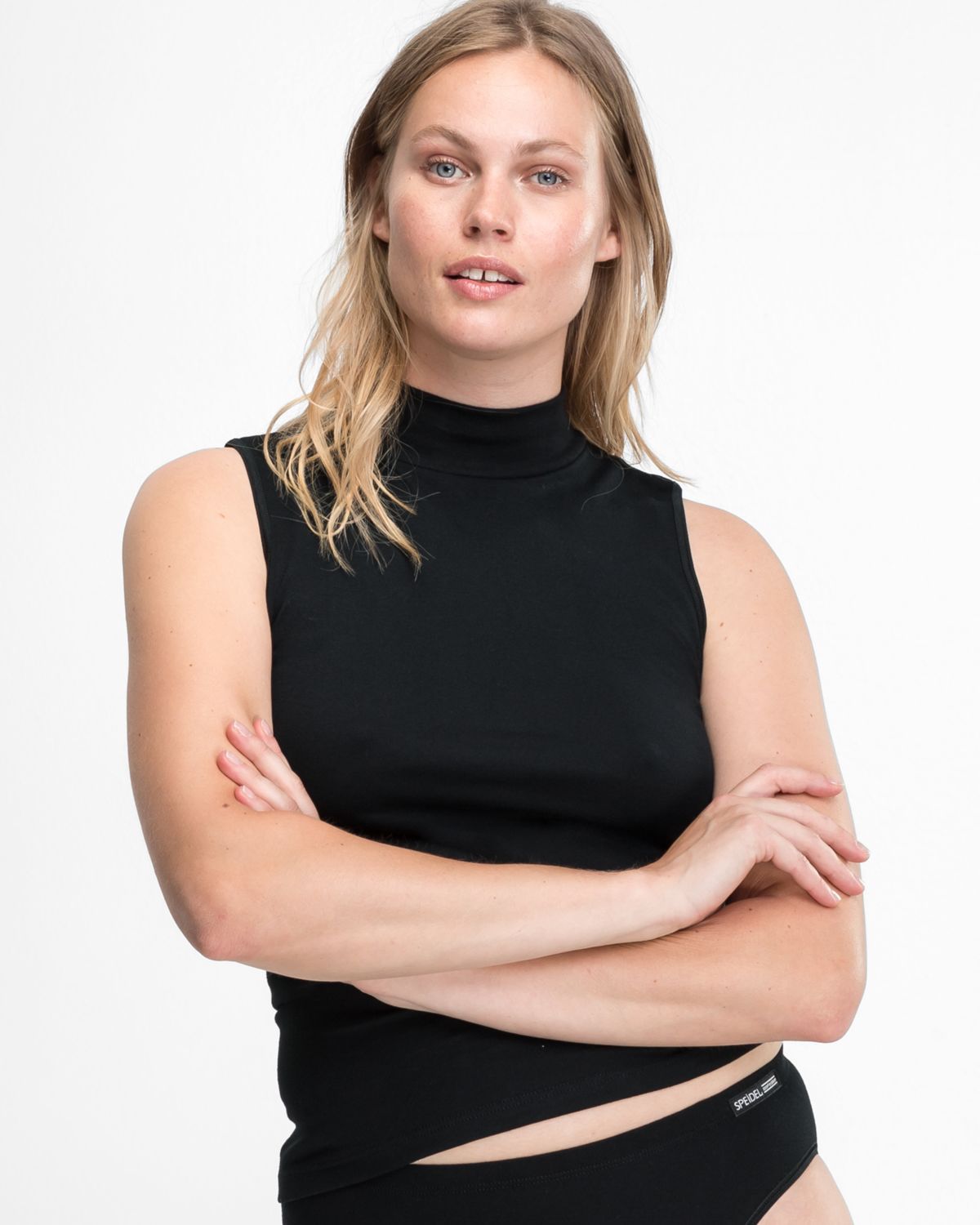 Model trägt Cityshirt in schwarz aus der Serie Bio Cotton, Ansicht von vorne.