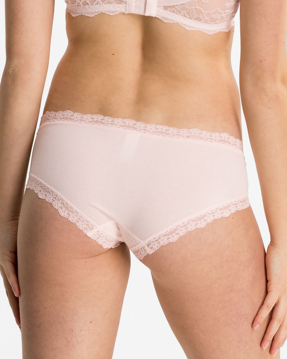 Model trägt Low Hip in lychee aus der Serie Lacy, Ansicht von hinten.