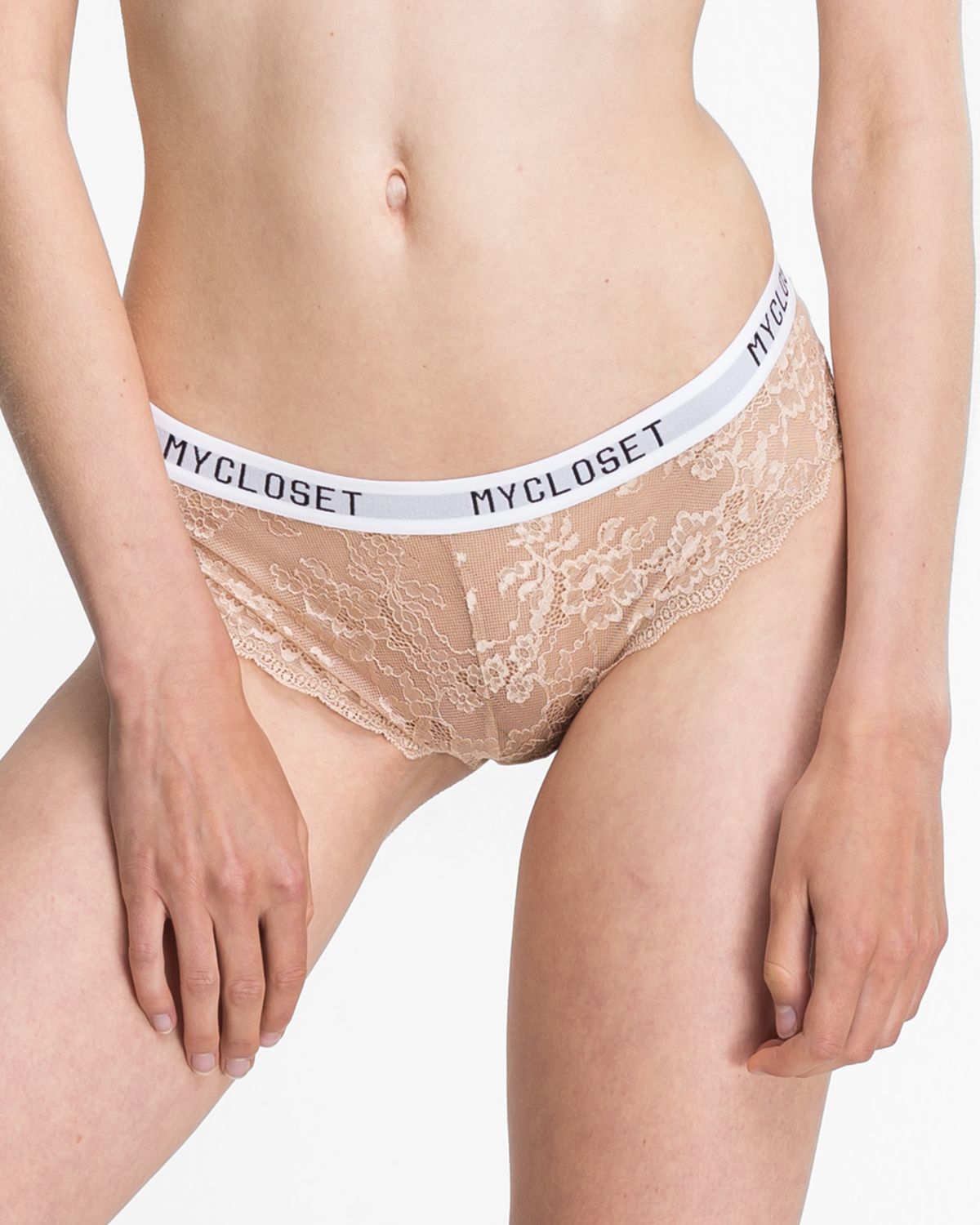 Model trägt Brazilstring in caramel aus der Serie Logo Lover, Ansicht von vorne.