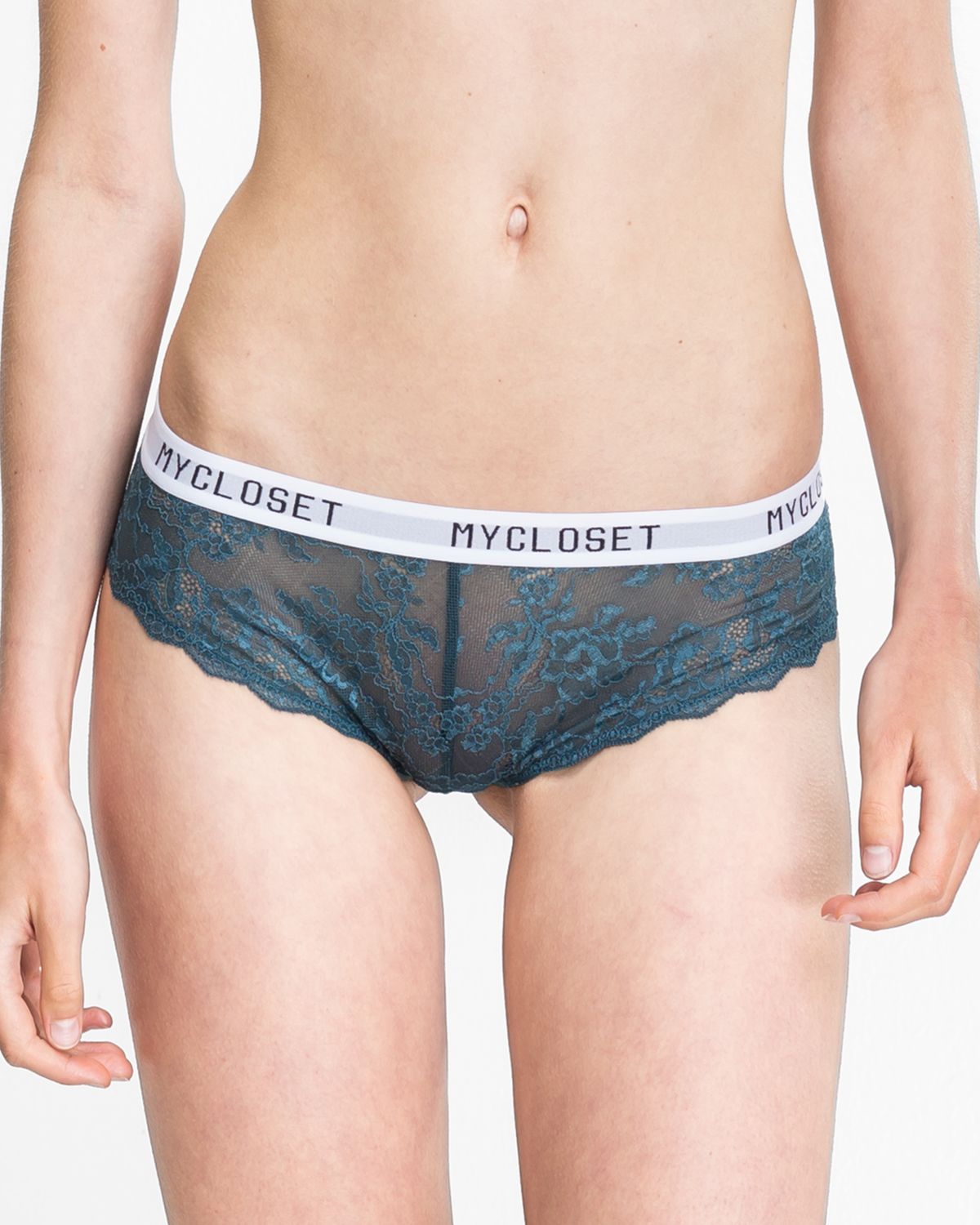 Model trägt Brazilstring in cord aus der Serie Logo Lover, Ansicht von vorne.