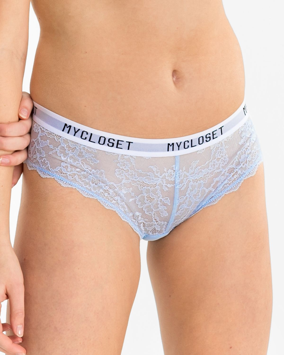 Model trägt Brazilstring in aquamarin aus der Serie Logo Lover, Ansicht von vorne.