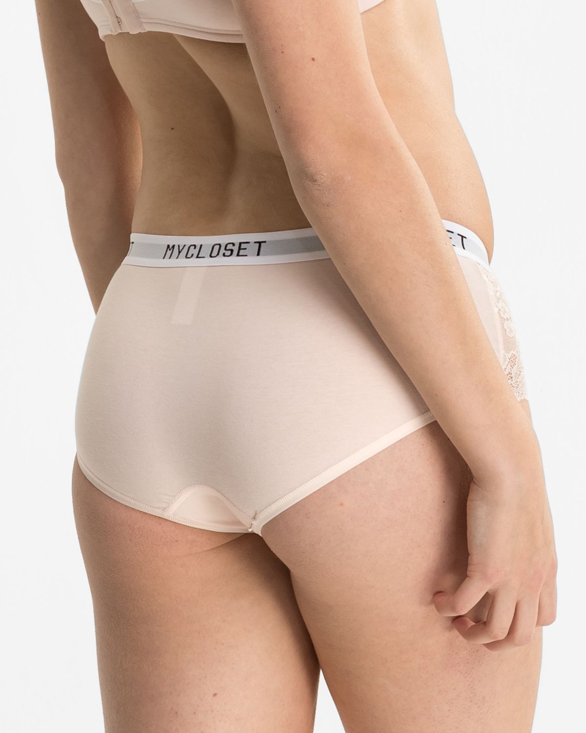 Model trägt Hip Pant in lychee aus der Serie Logo Lover, Ansicht von hinten.