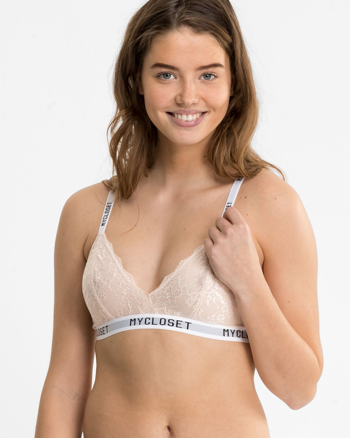 Model trägt Bralette in lychee aus der Serie Logo Lover, Ansicht von vorne.