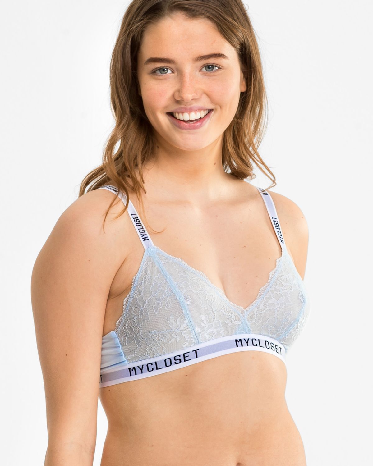 Model trägt Bralette in aquamarin aus der Serie Logo Lover, Ansicht von vorne.