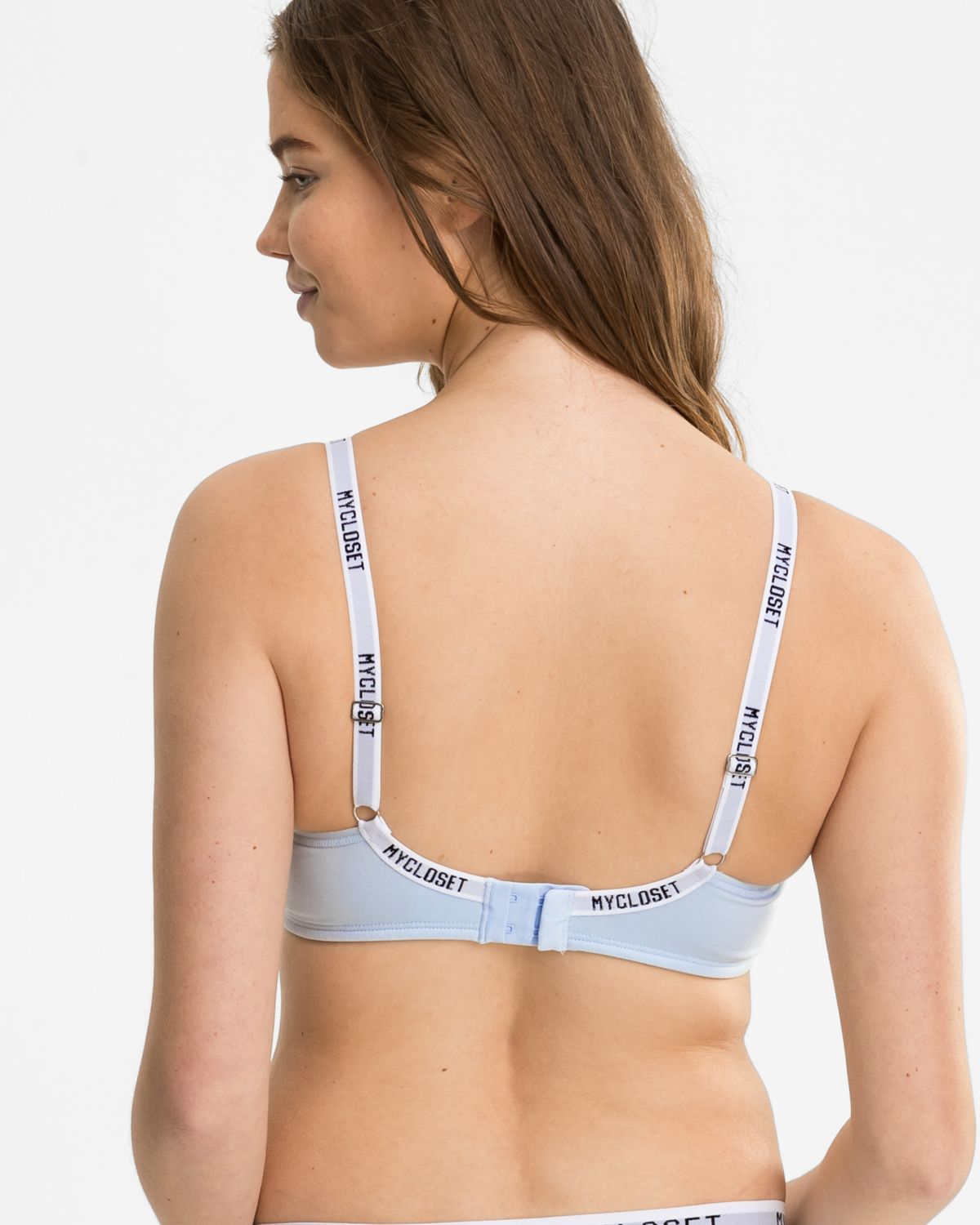 Model trägt Schalen BH Triangle in aquamarin aus der Serie Logo Lover, Ansicht von hinten.