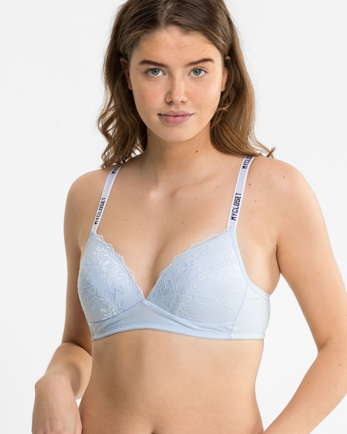 Model trägt Schalen BH Triangle in aquamarin aus der Serie Logo Lover, Ansicht von vorne.