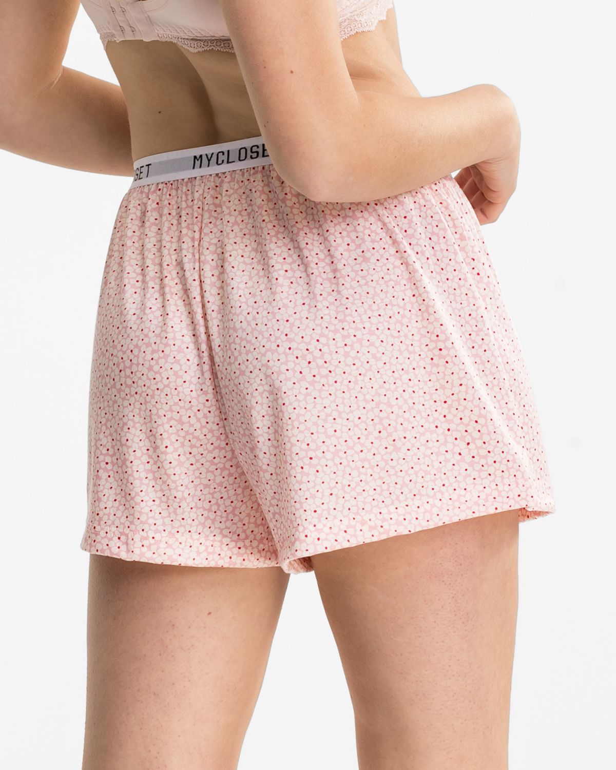 Model trägt Shorts in floral aus der Serie Logo Lover, Ansicht von hinten.