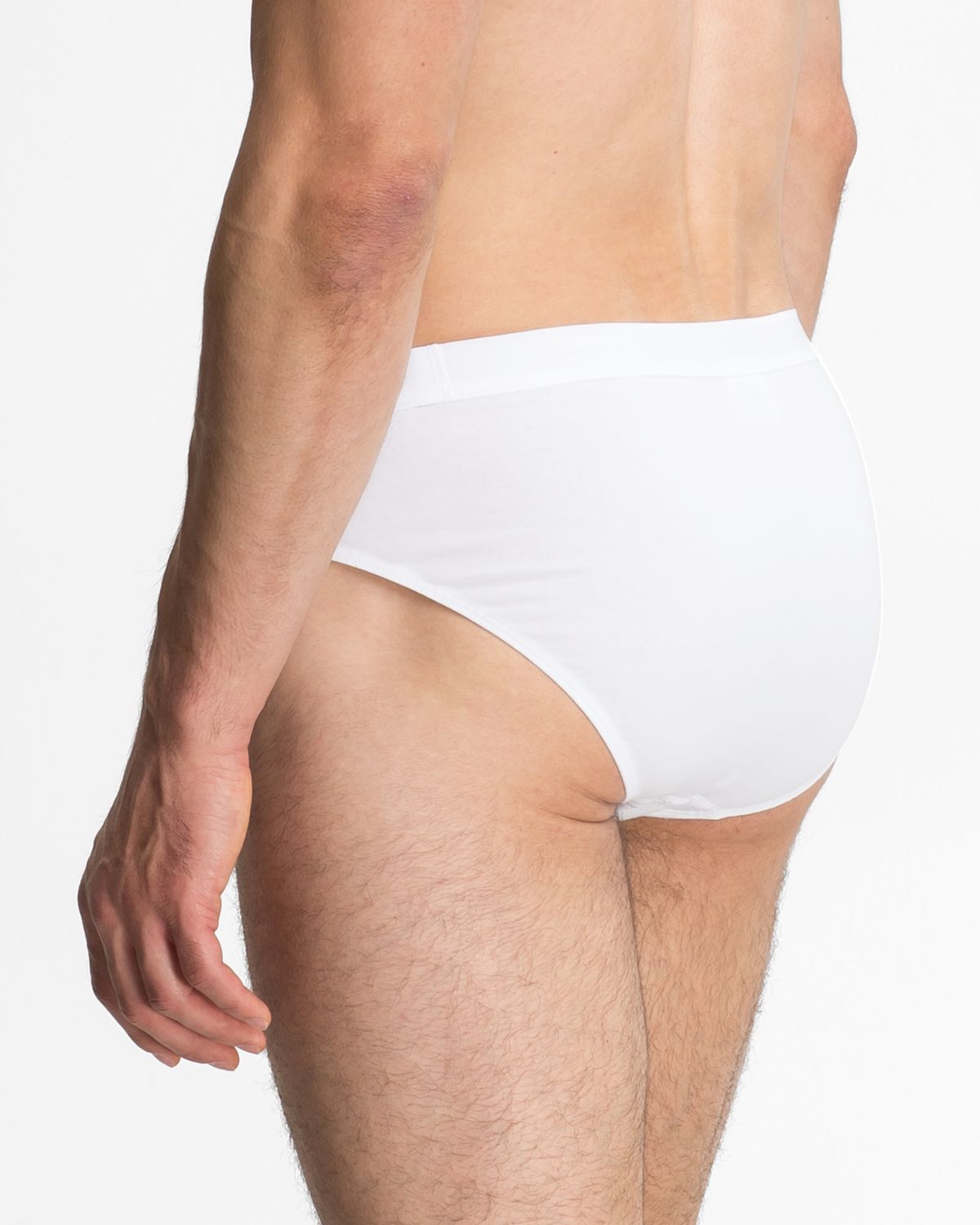 Model trägt Herren Slip in weiß aus der Serie Classic, Ansicht von hinten.
