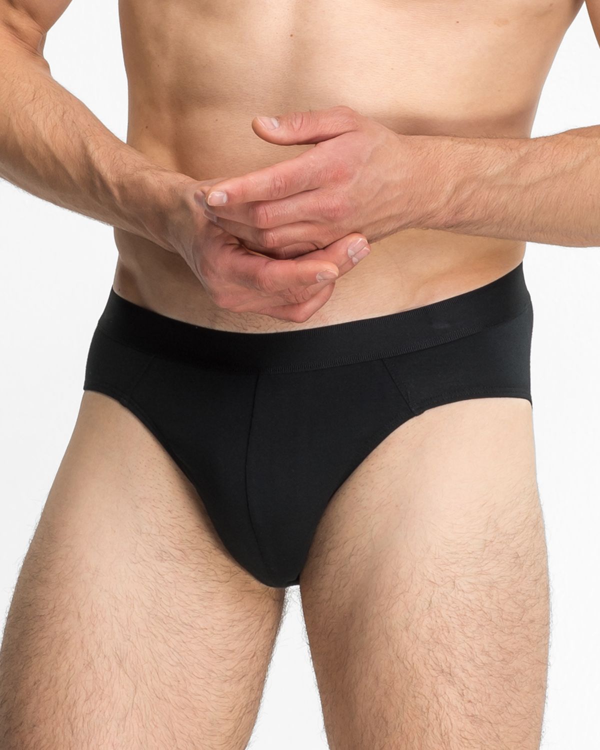 Model trägt Herren Slip in schwarz aus der Serie Classic, Ansicht von vorne.