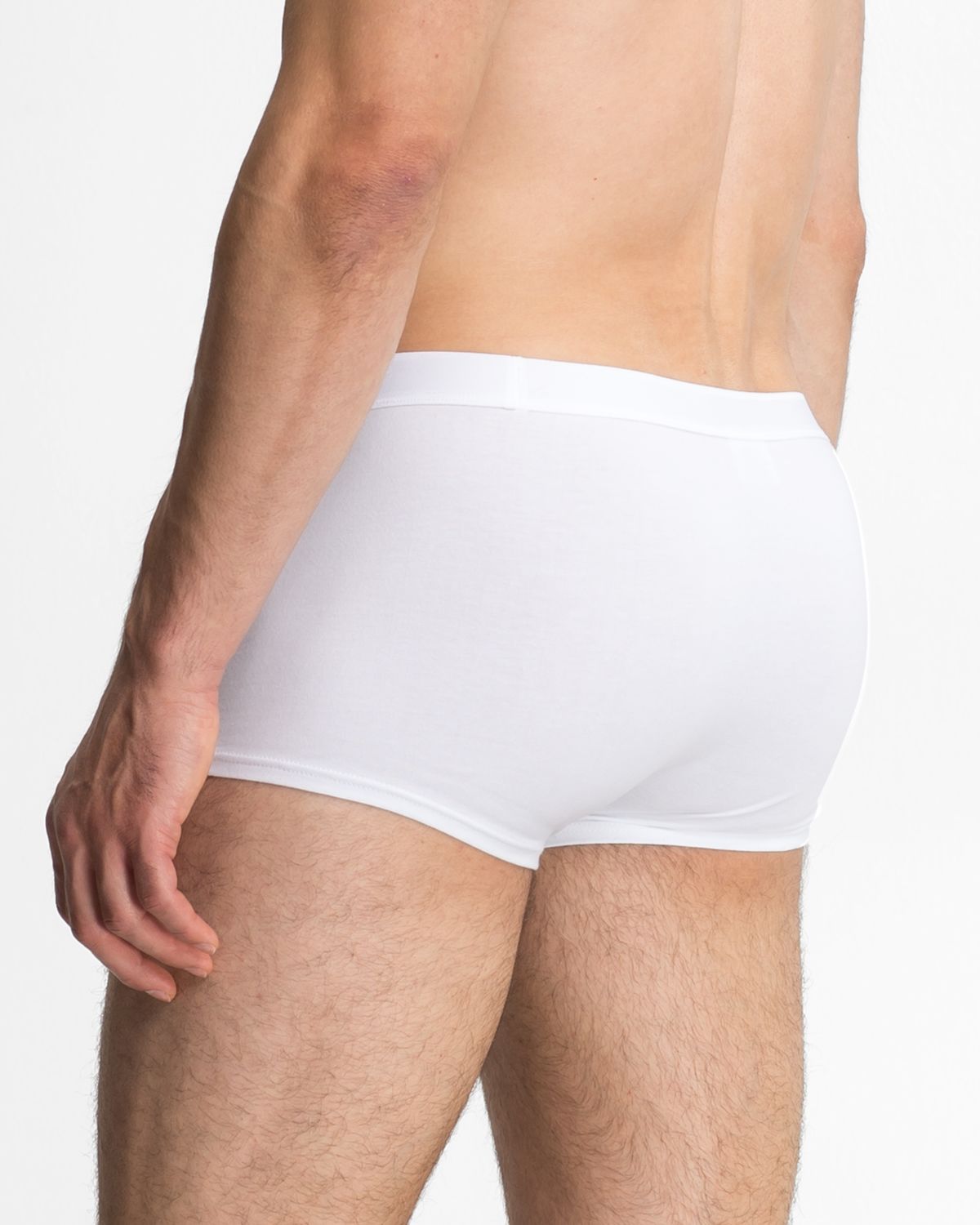 Model trägt Herren Pant in weiß aus der Serie Classic, Ansicht von hinten.