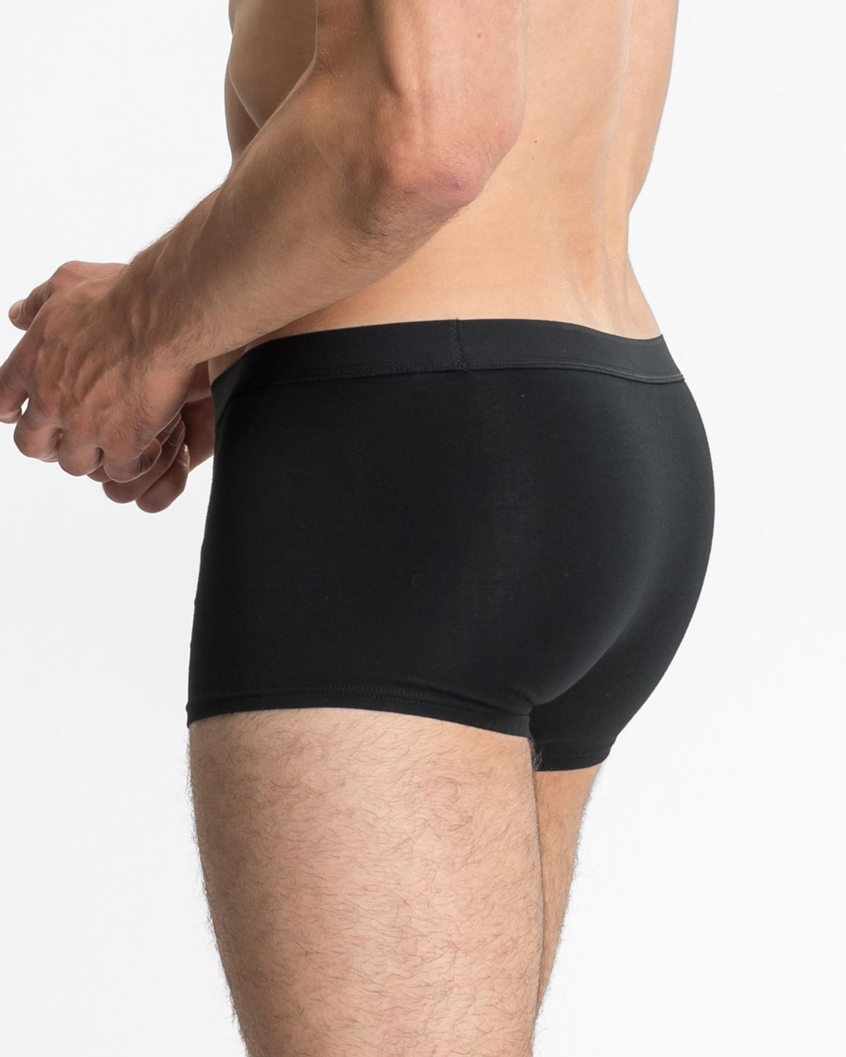 Model trägt Herren Pant in schwarz aus der Serie Classic, Ansicht von hinten.