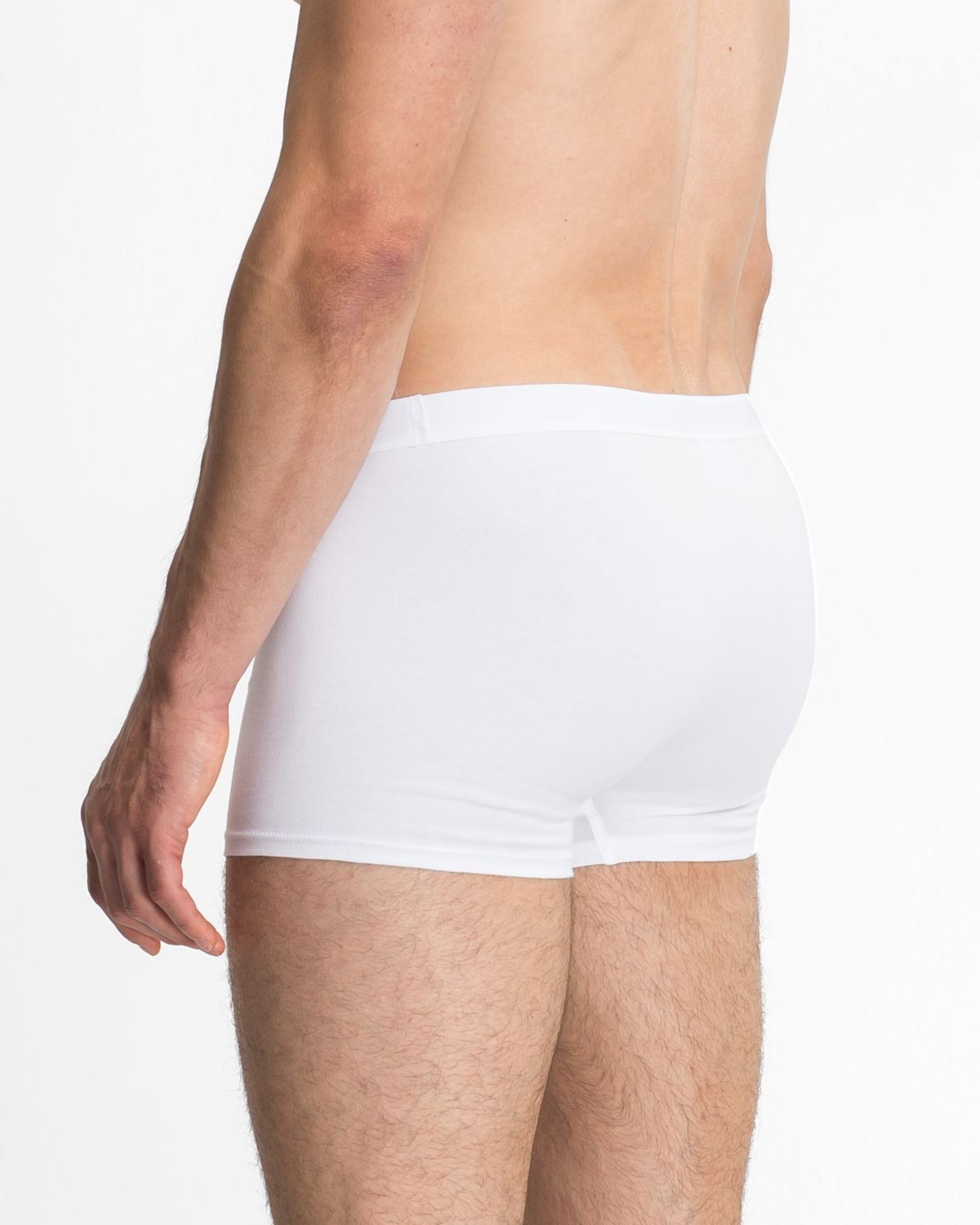 Model trägt Herren Short in weiß aus der Serie Classic, Ansicht von hinten.