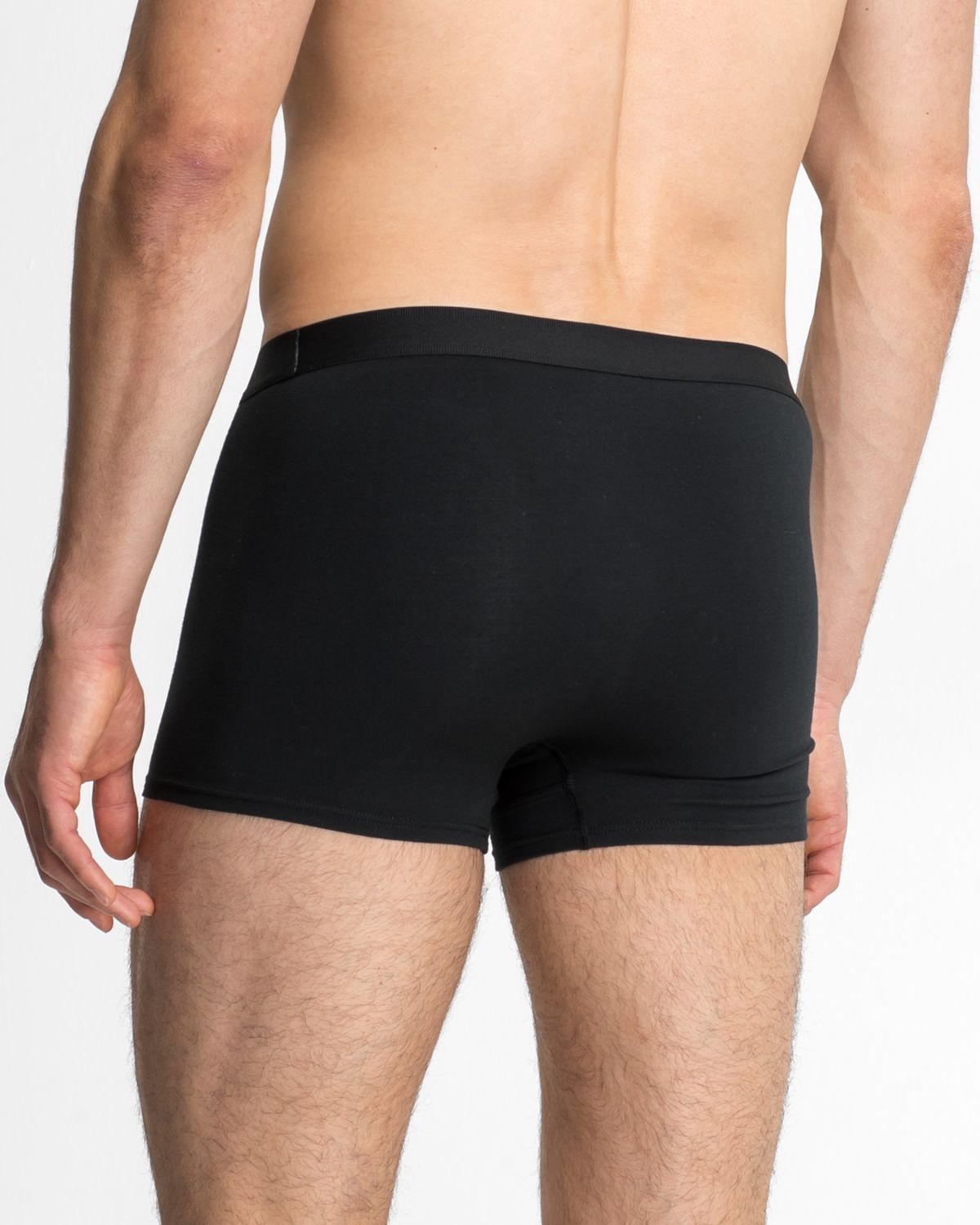 Model trägt Herren Short in schwarz aus der Serie Classic, Ansicht von hinten.
