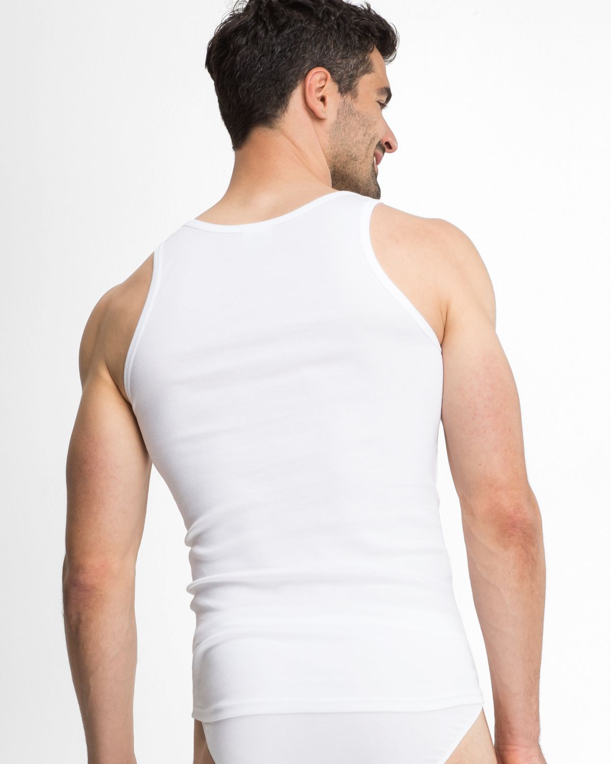 Model trägt Herren Achselhemd in weiß aus der Serie Classic, Ansicht von hinten.