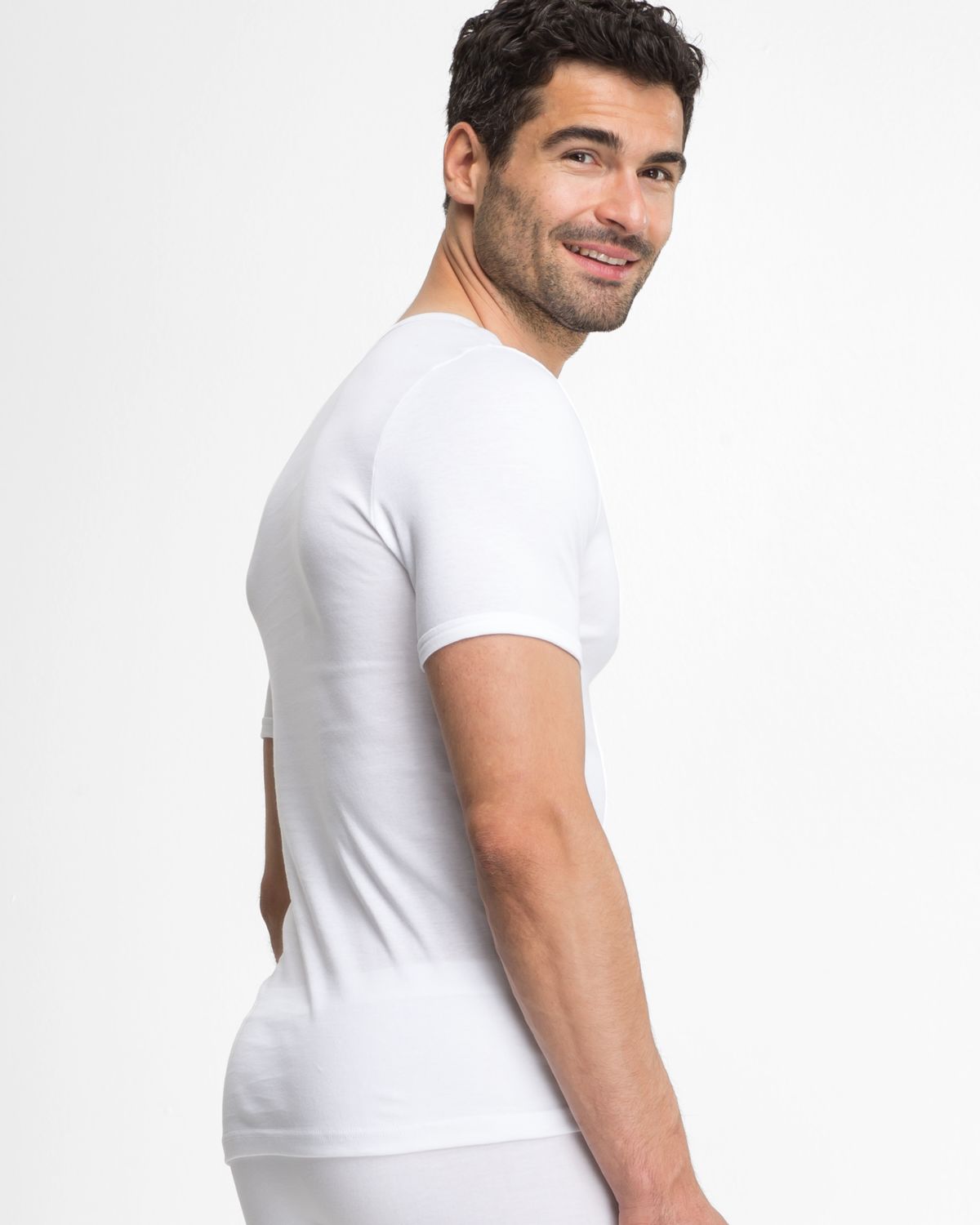 Model trägt Herrenhemd 1/2 Arm in weiß aus der Serie Classic, Ansicht von hinten.