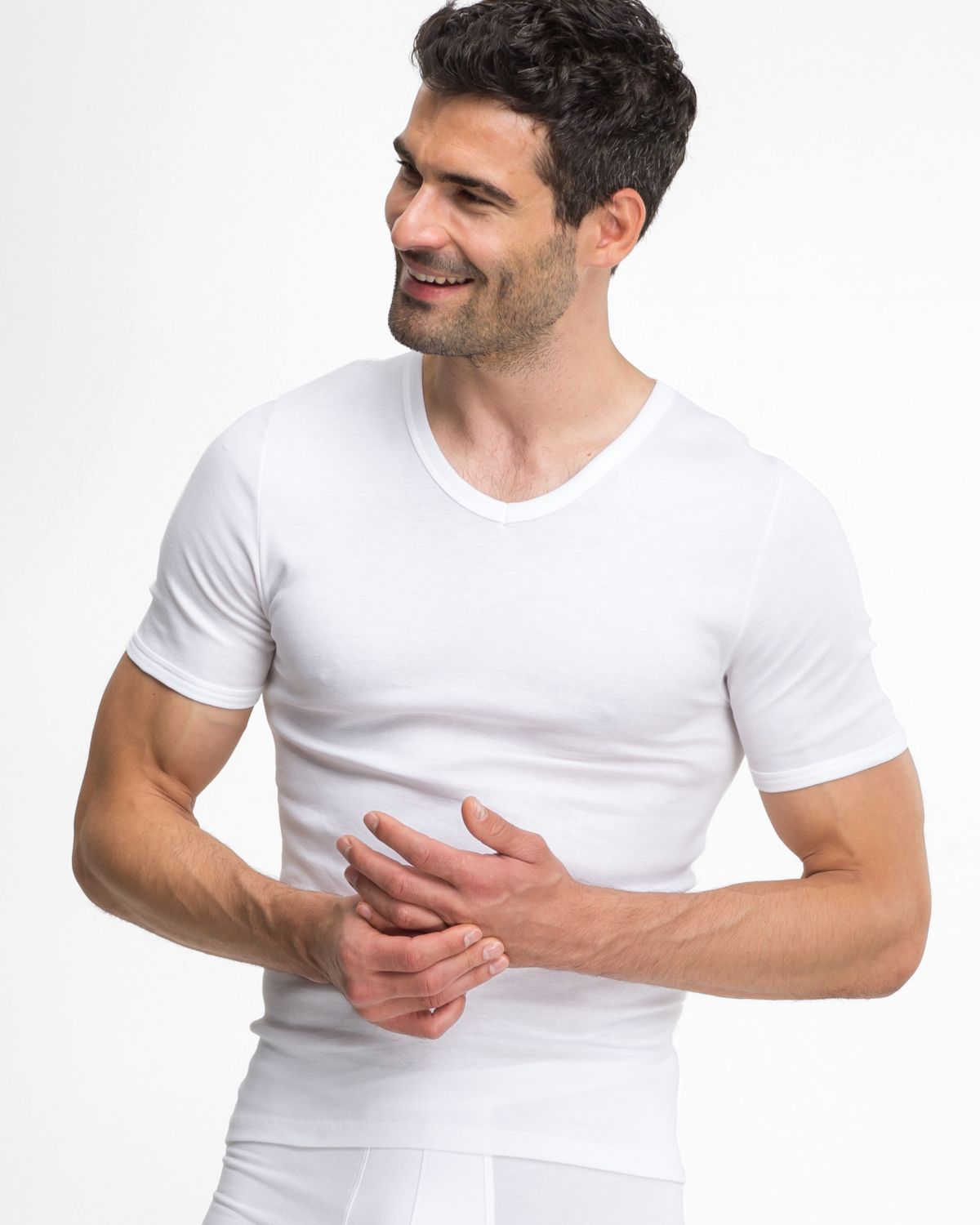 Model trägt Herrenhemd 1/2 Arm in weiß aus der Serie Classic, Ansicht von vorne.