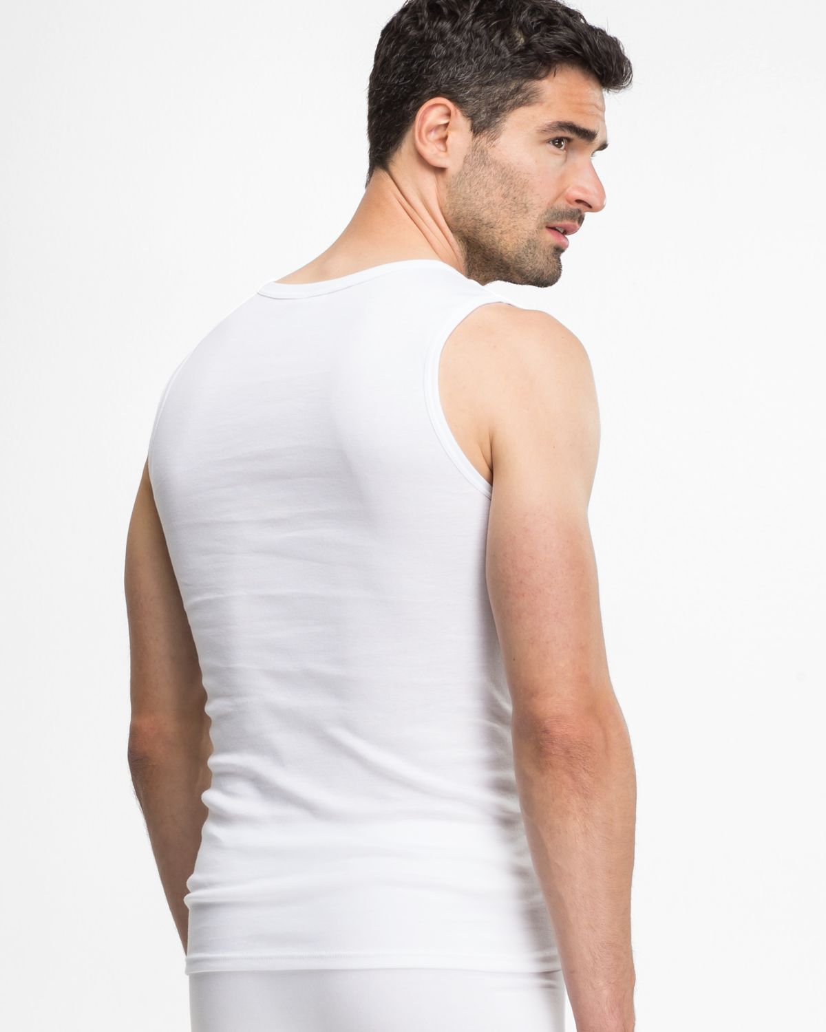 Model trägt Herren Muskelshirt in weiß aus der Serie Classic, Ansicht von hinten.