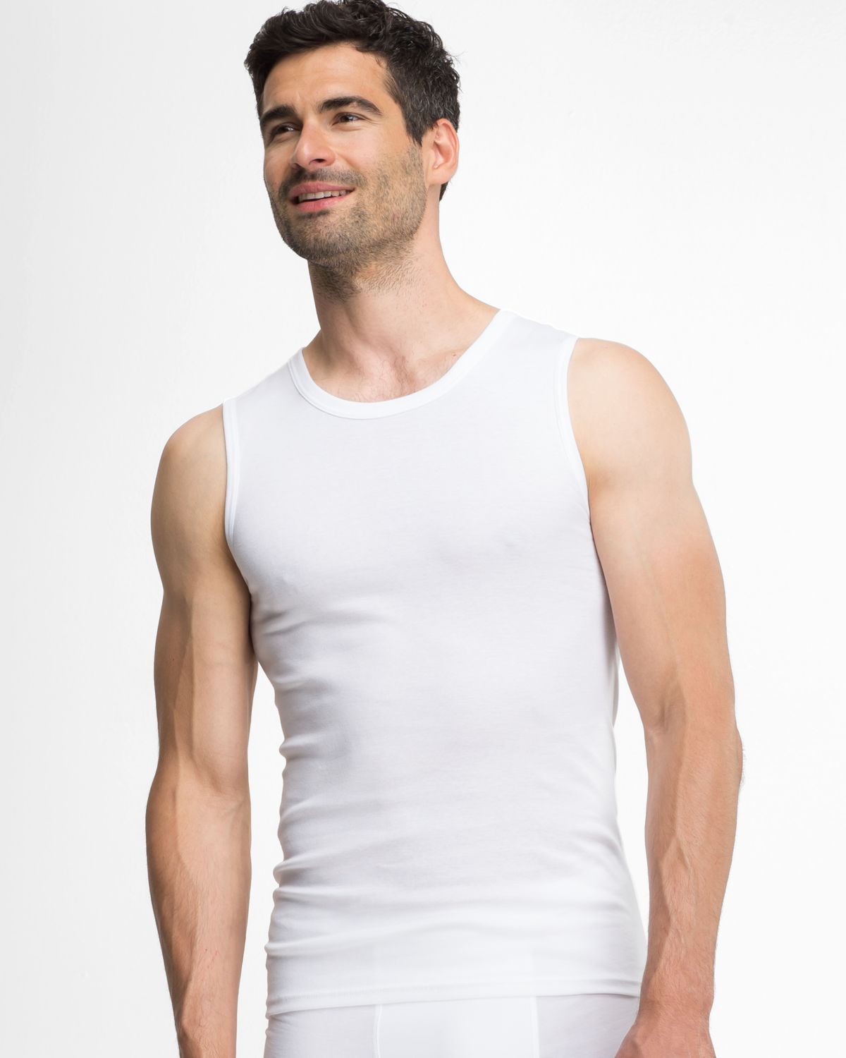 Model trägt Herren Muskelshirt in weiß aus der Serie Classic, Ansicht von vorne.