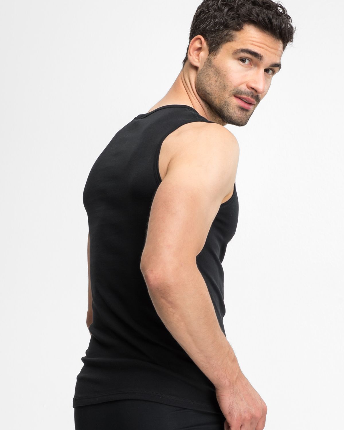 Model trägt Herren Muskelshirt in schwarz aus der Serie Classic, Ansicht von hinten.