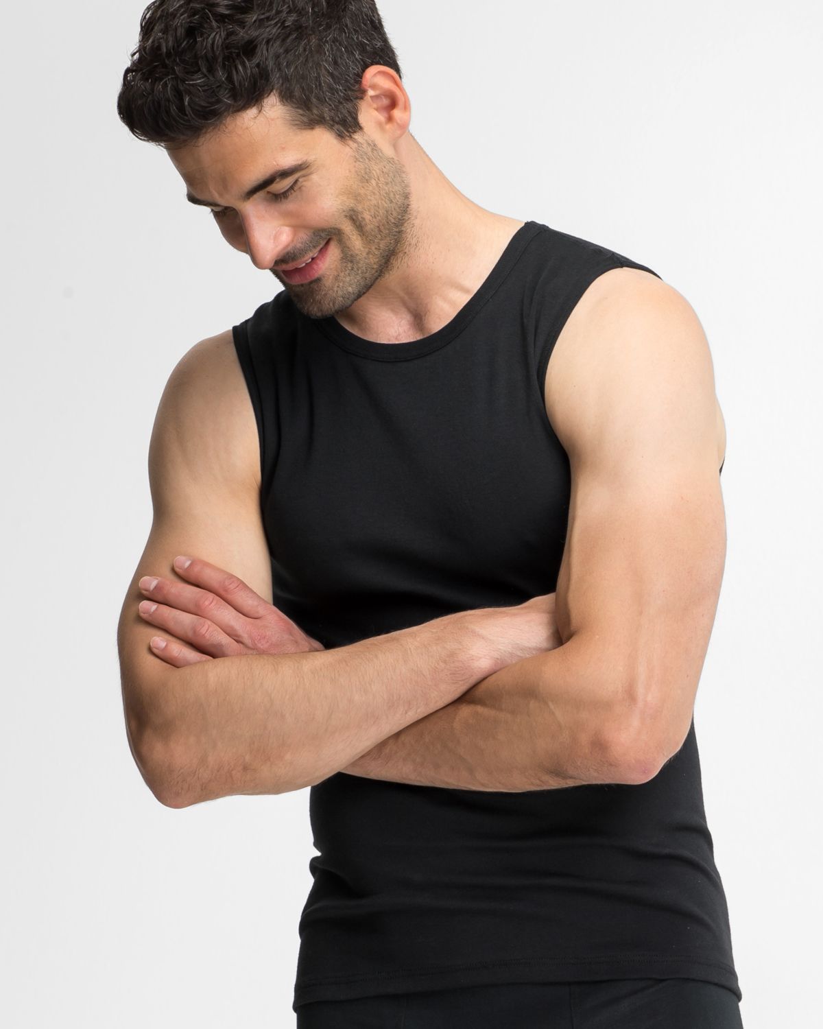 Model trägt Herren Muskelshirt in schwarz aus der Serie Classic, Ansicht von vorne.