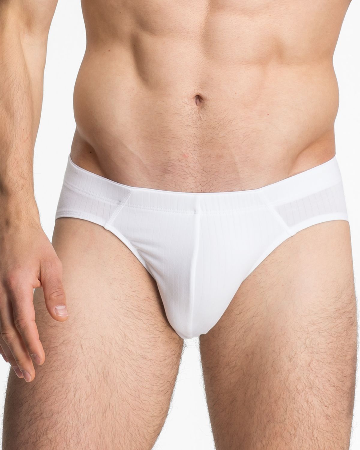 Model trägt Herren Slip in weiß aus der Serie sky.line, Ansicht von vorne.