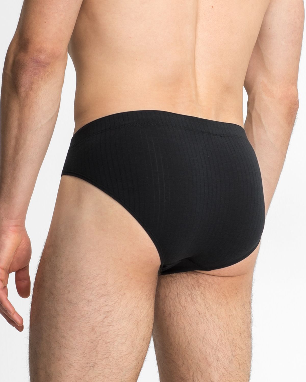 Model trägt Herren Slip in schwarz aus der Serie sky.line, Ansicht von hinten.