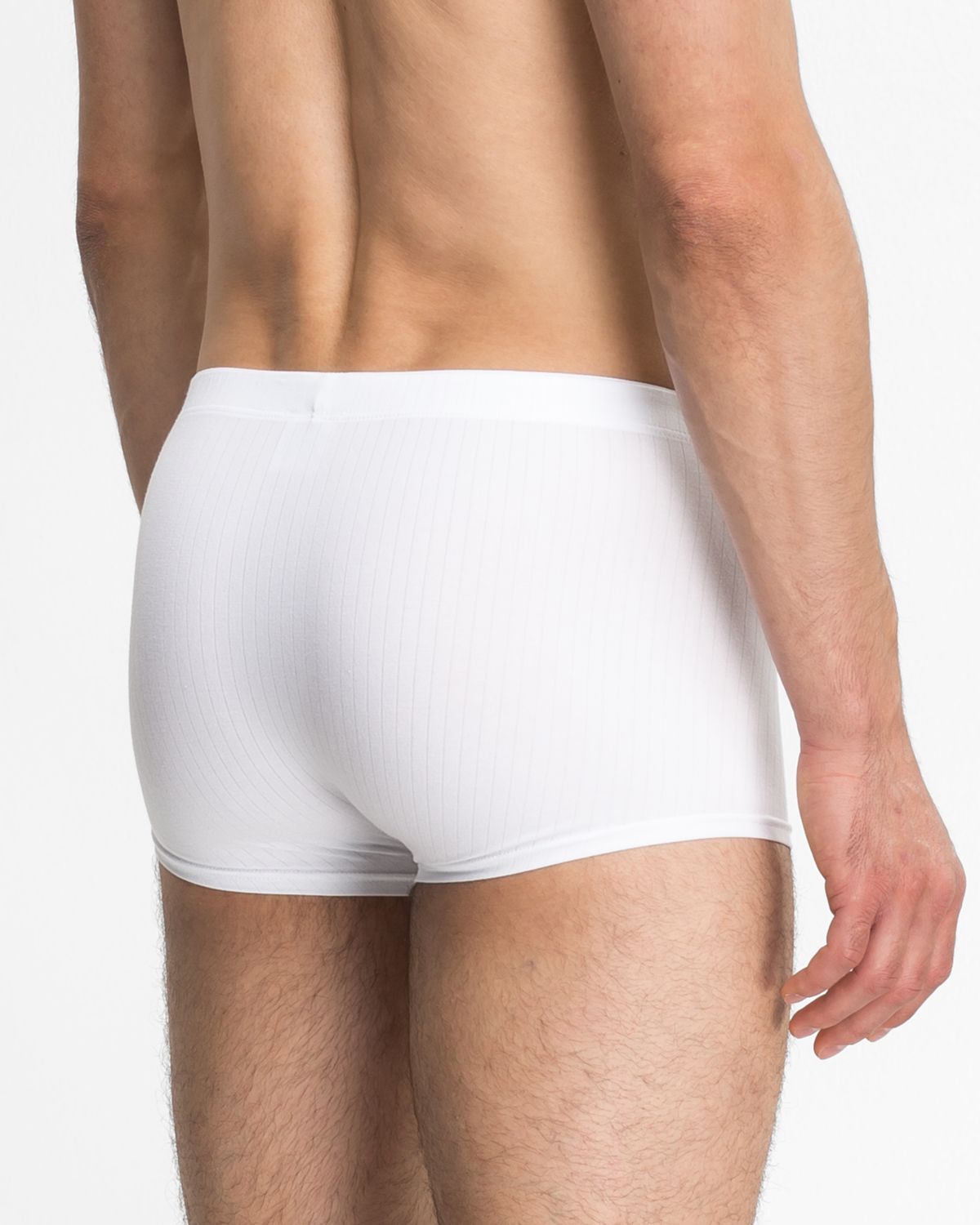 Model trägt Herren Pant in weiß aus der Serie sky.line, Ansicht von hinten.