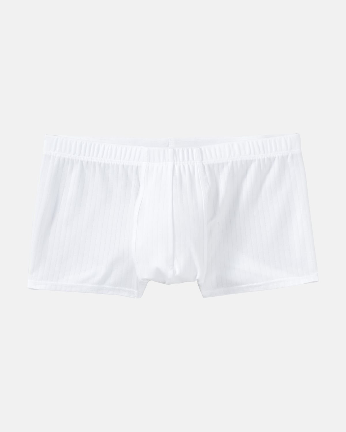 Herren Pant in weiß aus der Serie sky.line, flach auf einer Oberfläche liegend.