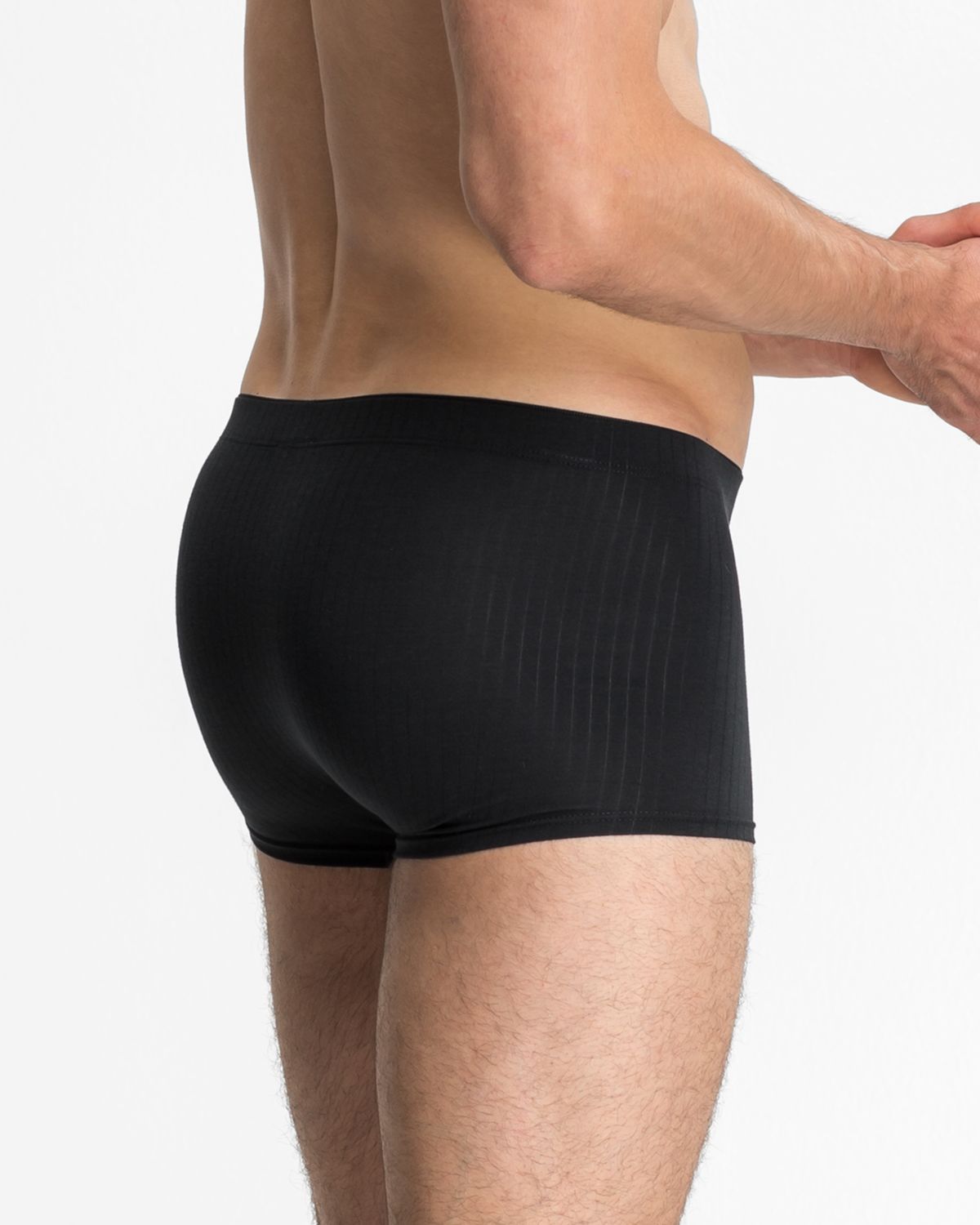 Model trägt Herren Pant in schwarz aus der Serie sky.line, Ansicht von hinten.