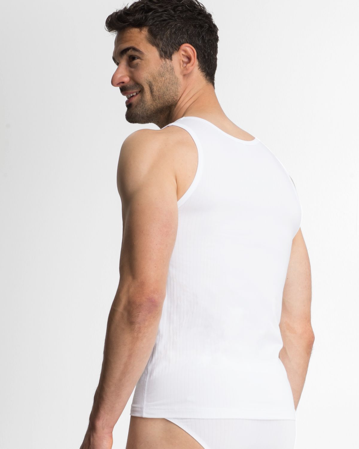 Model trägt Herren Achselhemd in weiß aus der Serie sky.line, Ansicht von hinten.