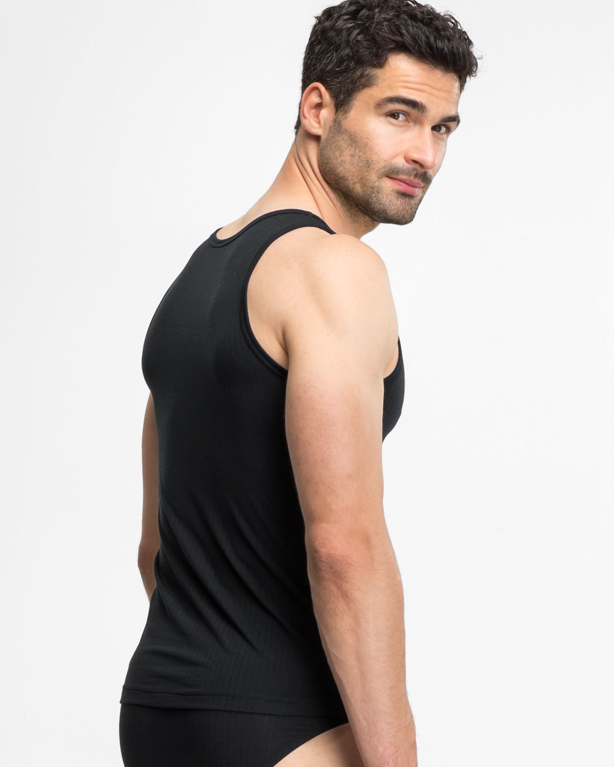 Model trägt Herren Achselhemd in schwarz aus der Serie sky.line, Ansicht von hinten.