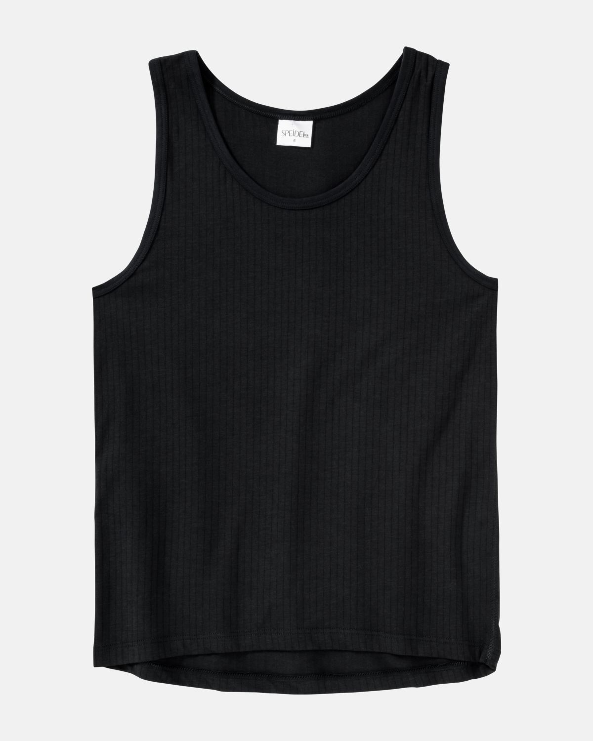 Herren Achselhemd in schwarz aus der Serie sky.line, flach auf einer Oberfläche liegend.