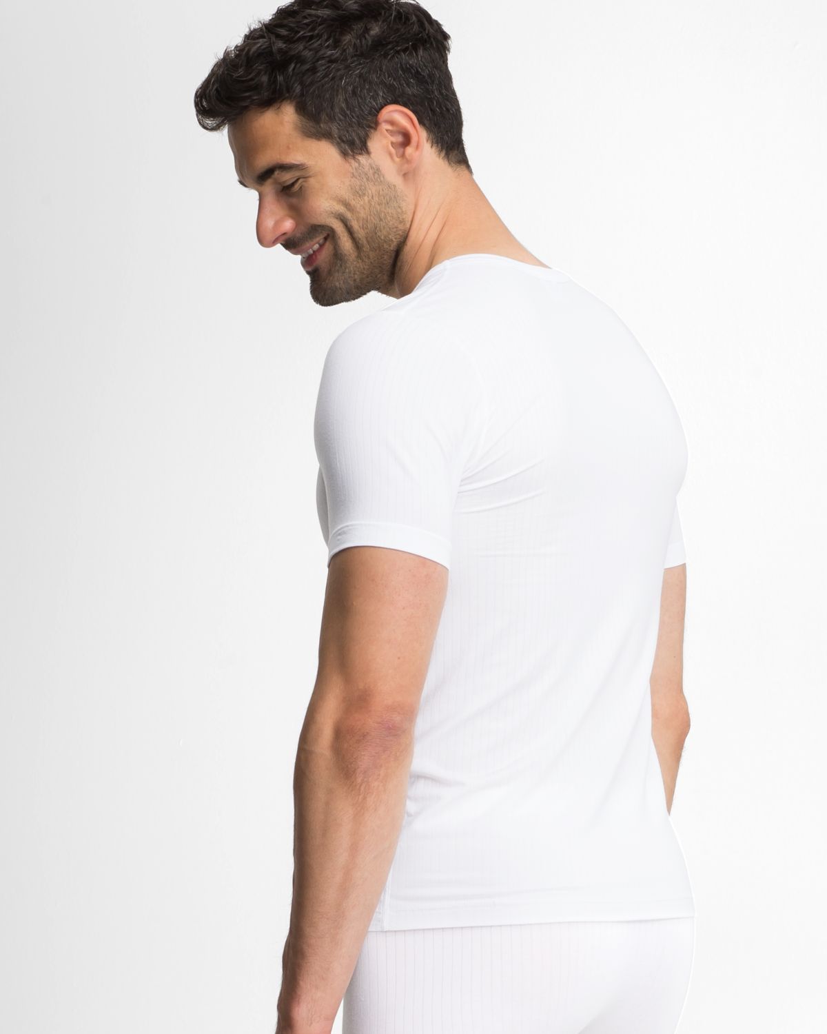 Model trägt Herrenhemd 1/2 Arm in weiß aus der Serie sky.line, Ansicht von hinten.