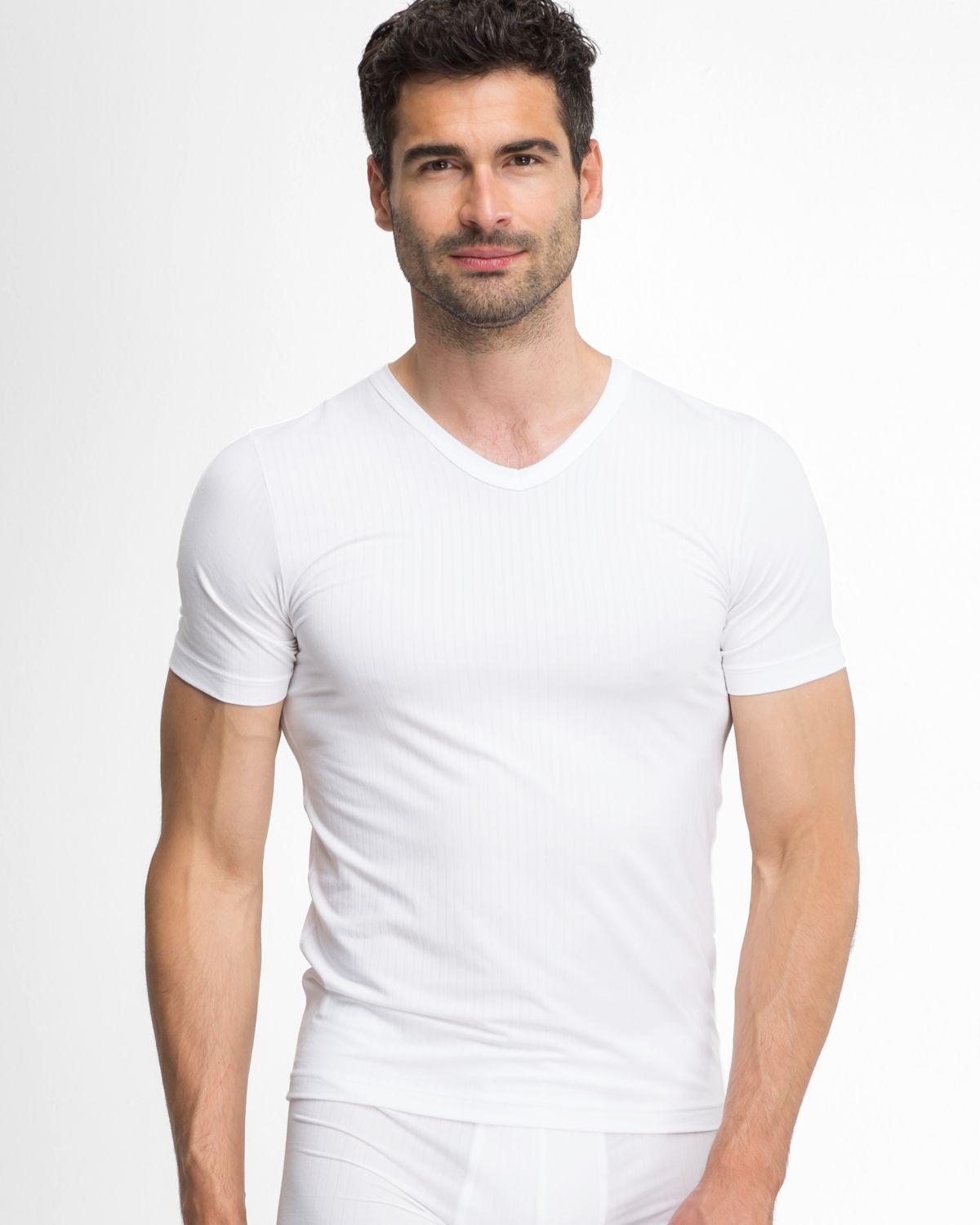 Model trägt Herrenhemd 1/2 Arm in weiß aus der Serie sky.line, Ansicht von vorne.