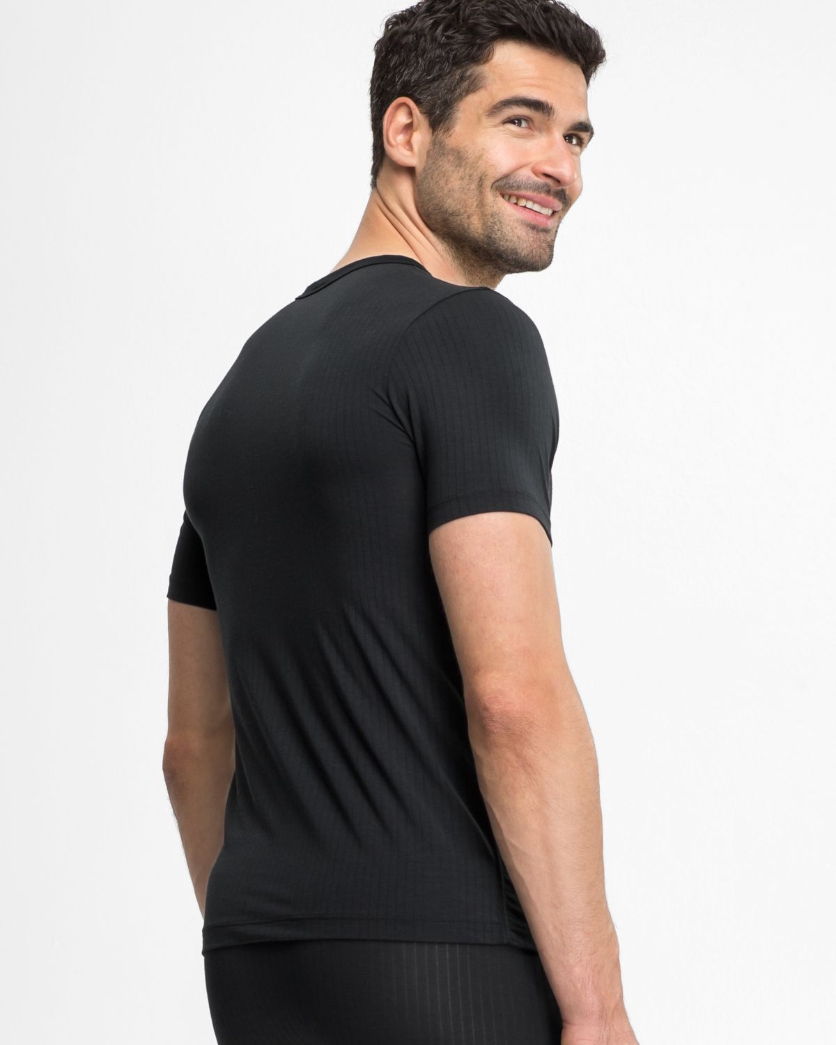 Model trägt Herrenhemd 1/2 Arm in schwarz aus der Serie sky.line, Ansicht von hinten.