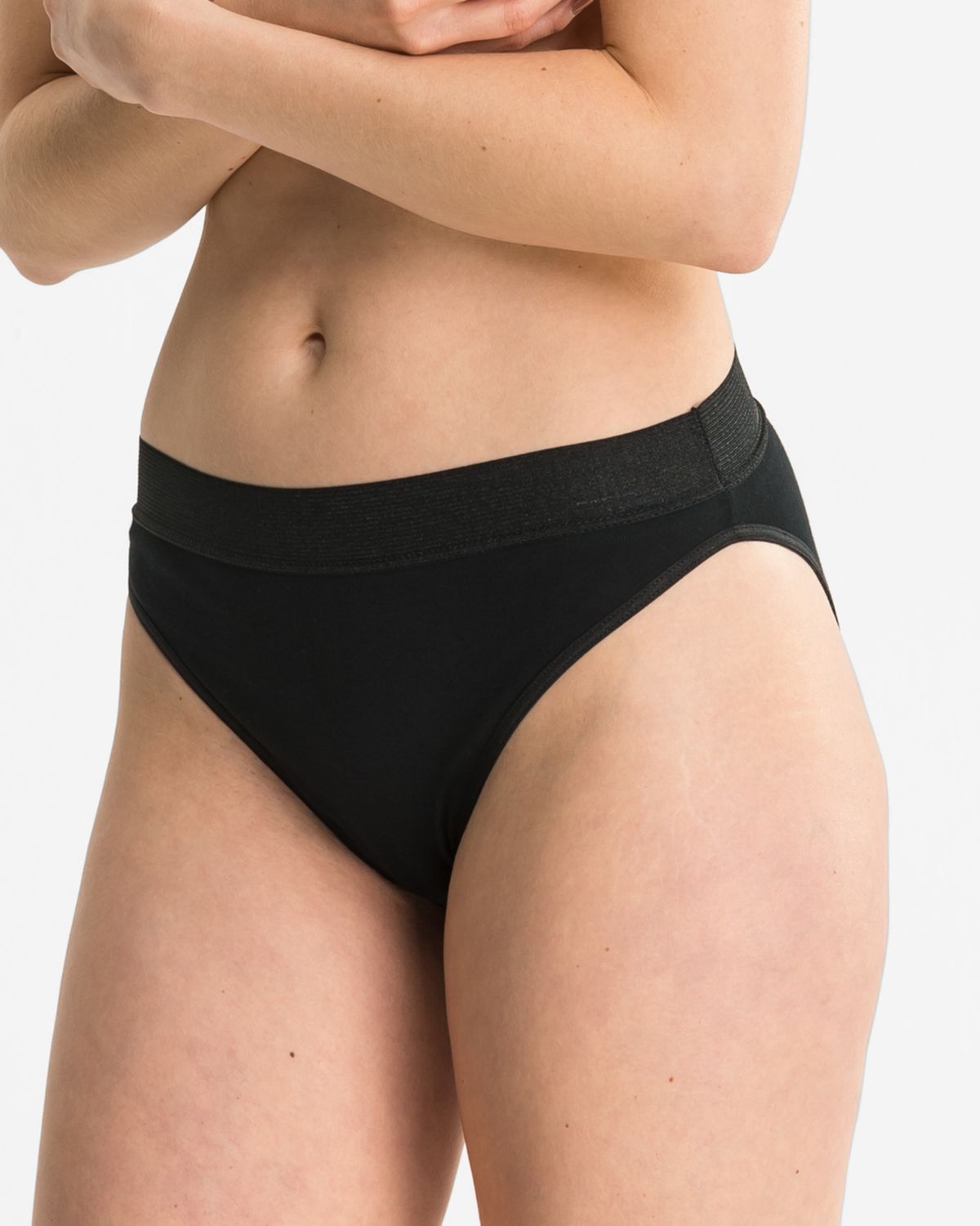 Model trägt Jazzpant in schwarz aus der Serie Britta, Ansicht von vorne.