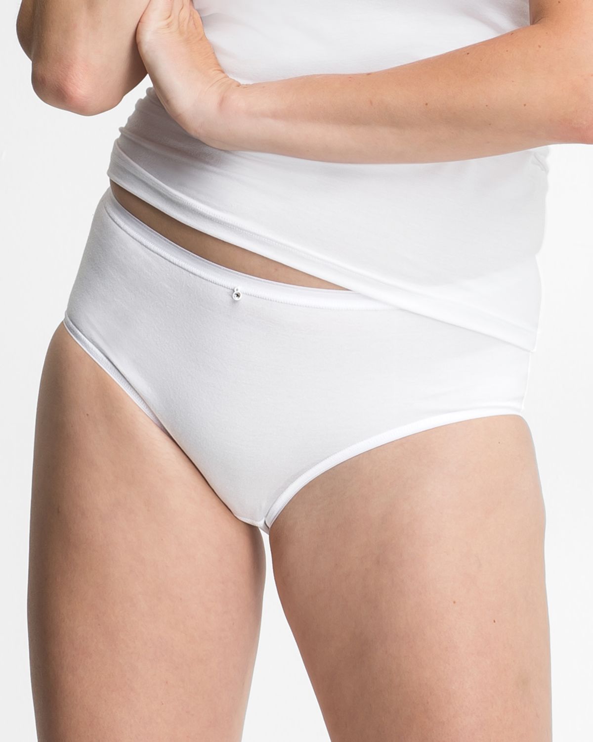 Model trägt Midislip in weiß aus der Serie Sensuelle, Ansicht von vorne.