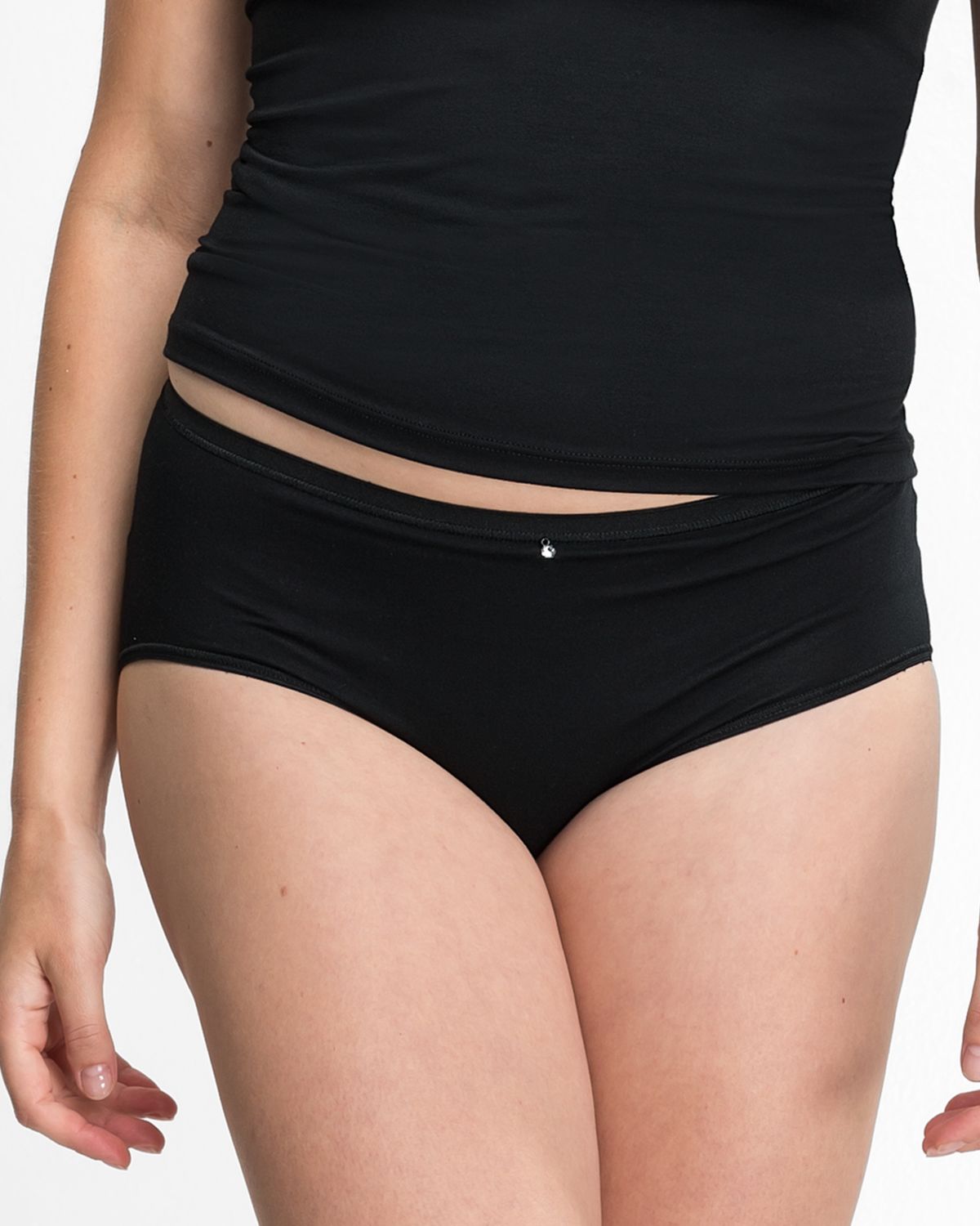 Model trägt Midislip in schwarz aus der Serie Sensuelle, Ansicht von vorne.