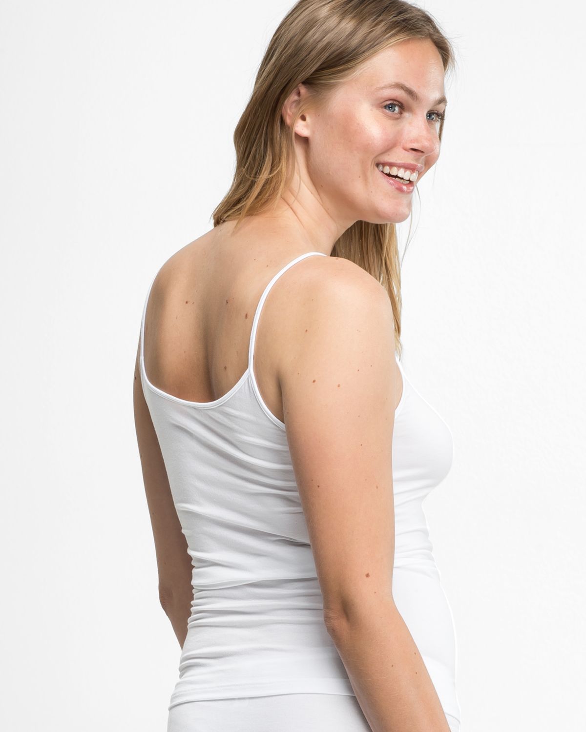 Model trägt Hemd in weiß aus der Serie Sensuelle, Ansicht von hinten.