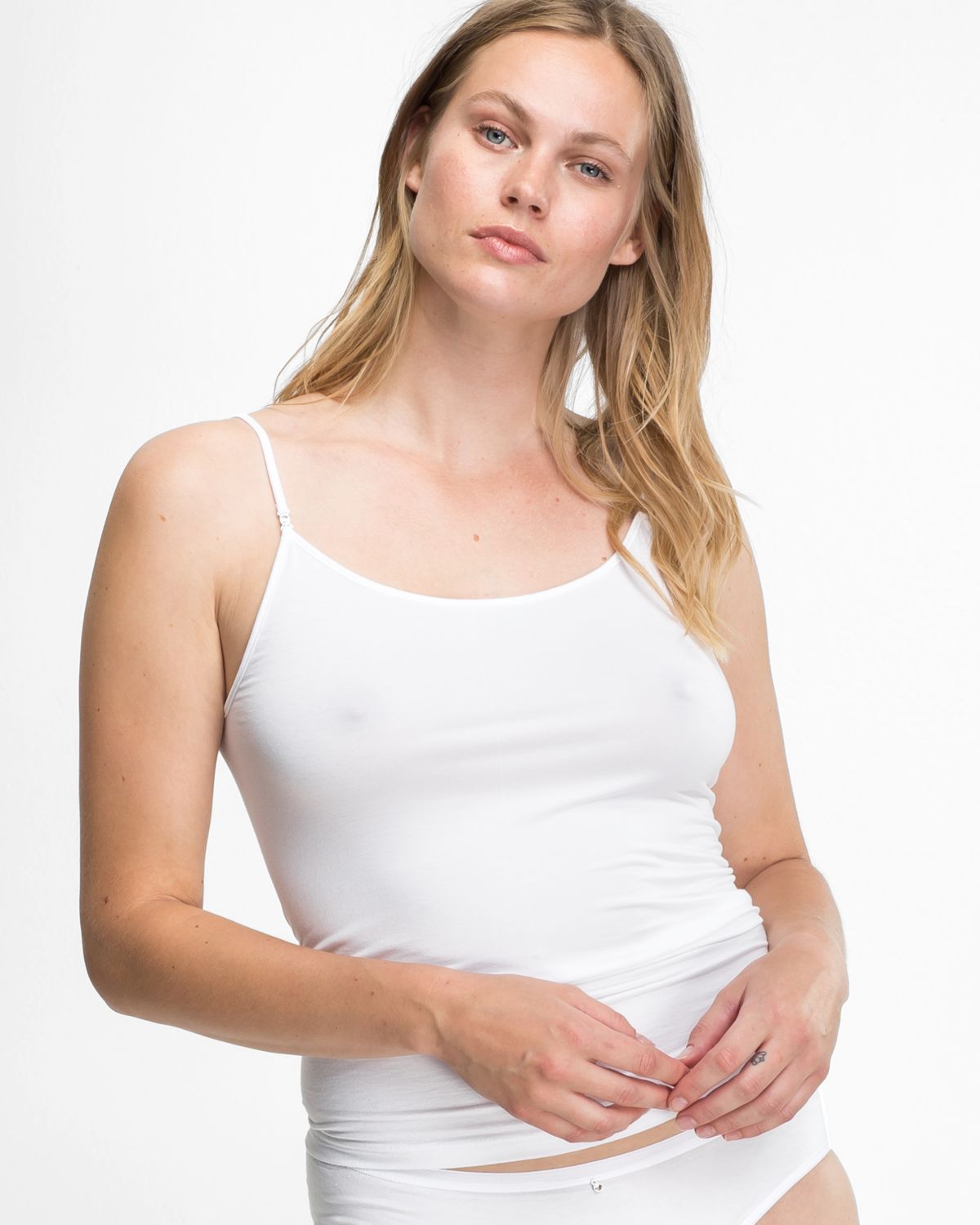 Model trägt Hemd in weiß aus der Serie Sensuelle, Ansicht von vorne.