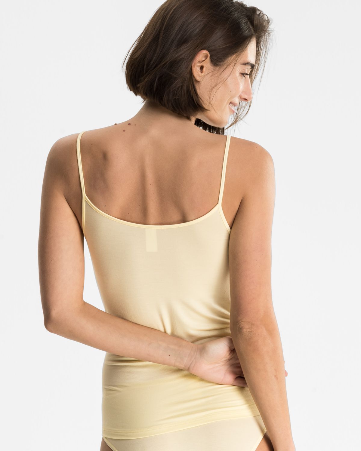 Model trägt Hemd in zitrone aus der Serie Sensuelle, Ansicht von hinten.