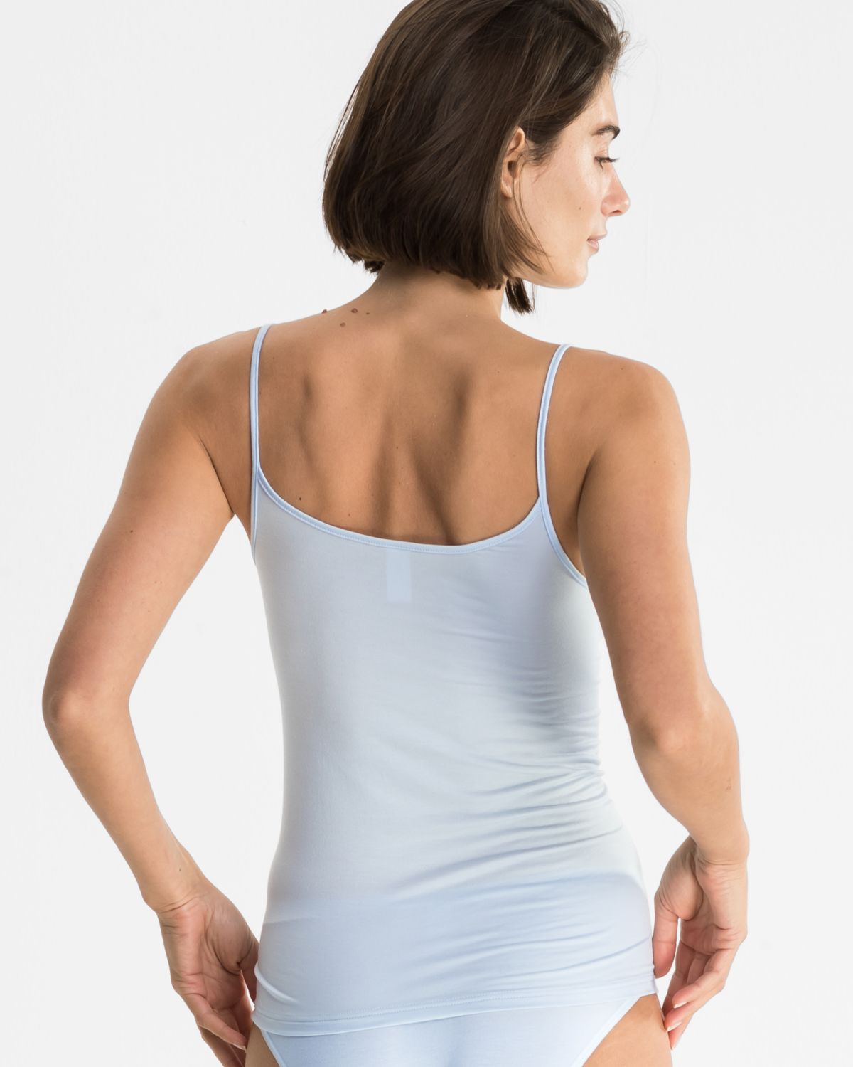 Model trägt Hemd in aquamarin aus der Serie Sensuelle, Ansicht von hinten.