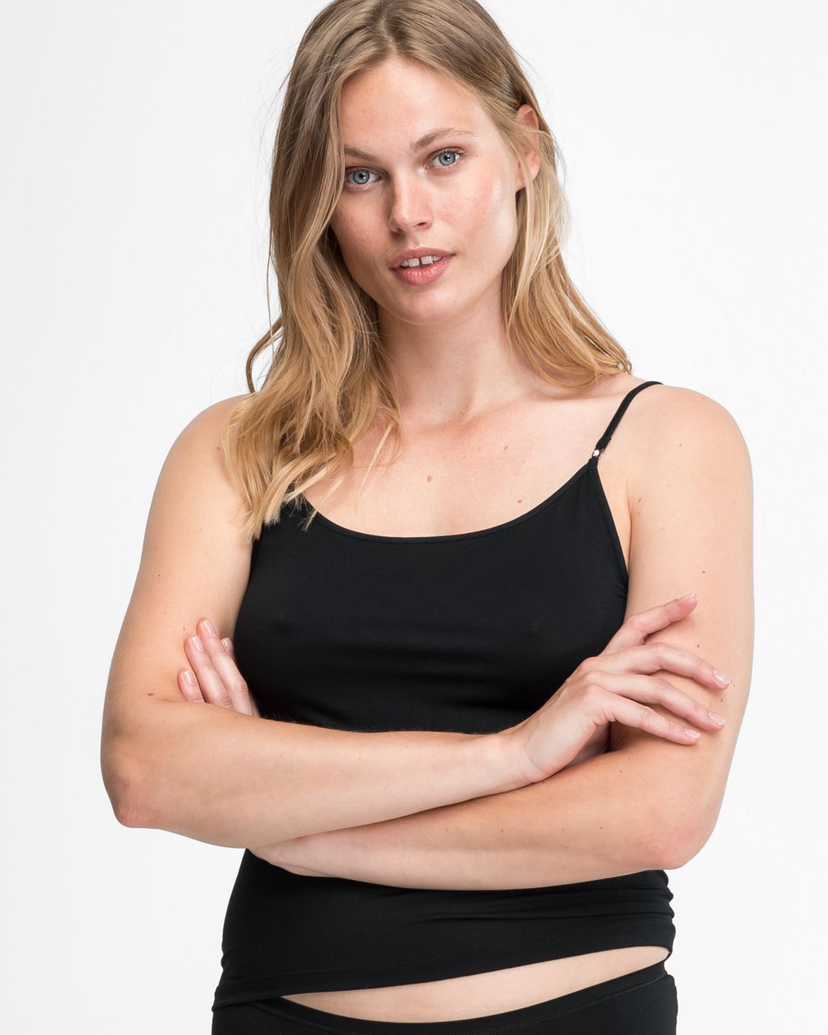 Model trägt Hemd in schwarz aus der Serie Sensuelle, Ansicht von vorne.