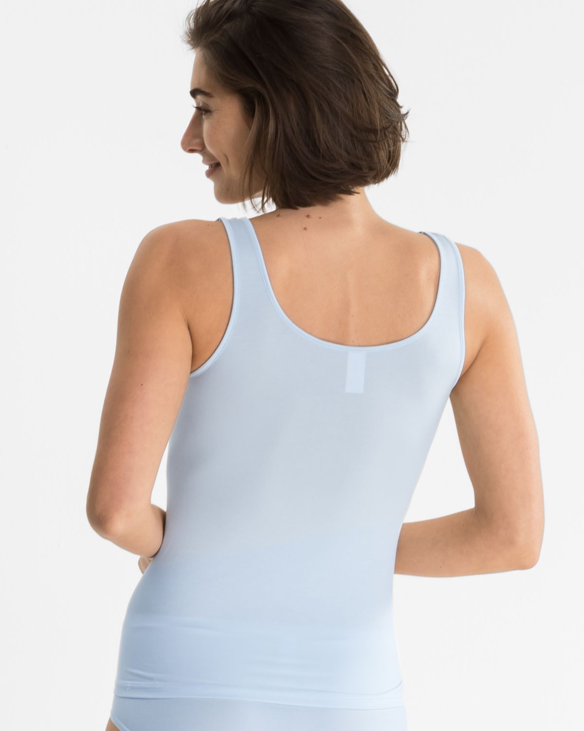 Model trägt Achselhemd in aquamarin aus der Serie Sensuelle, Ansicht von hinten.