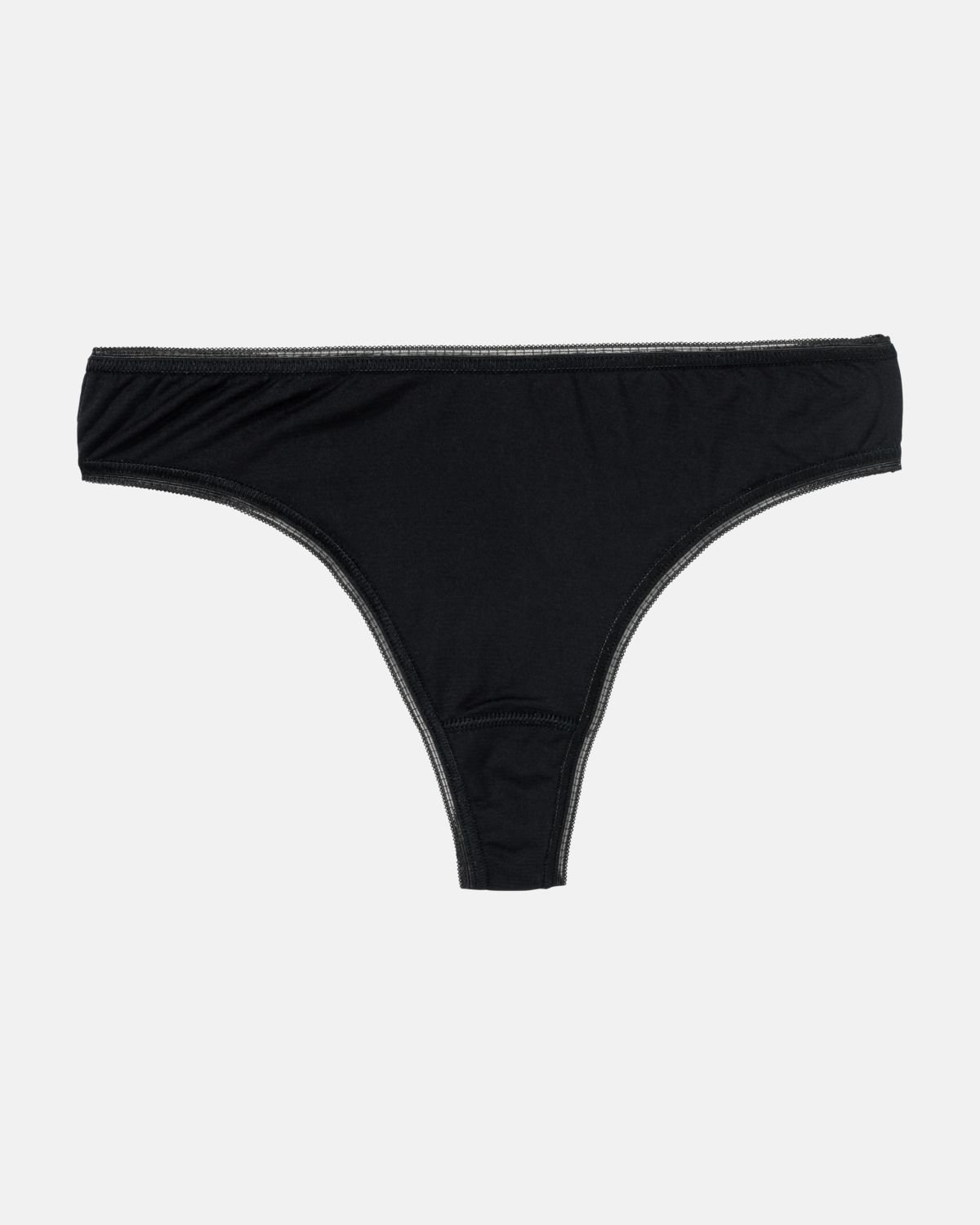 String Tanga in schwarz aus der Serie Magic look, flach auf einer Oberfläche liegend.