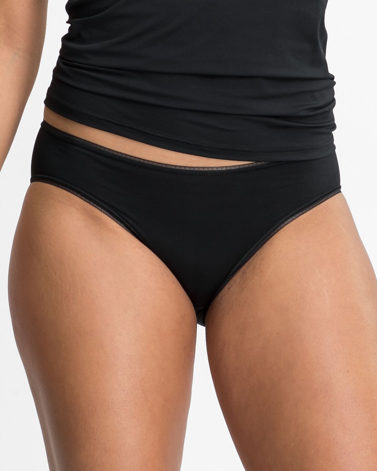 Model trägt Minislip in schwarz aus der Serie Magic look, Ansicht von vorne.